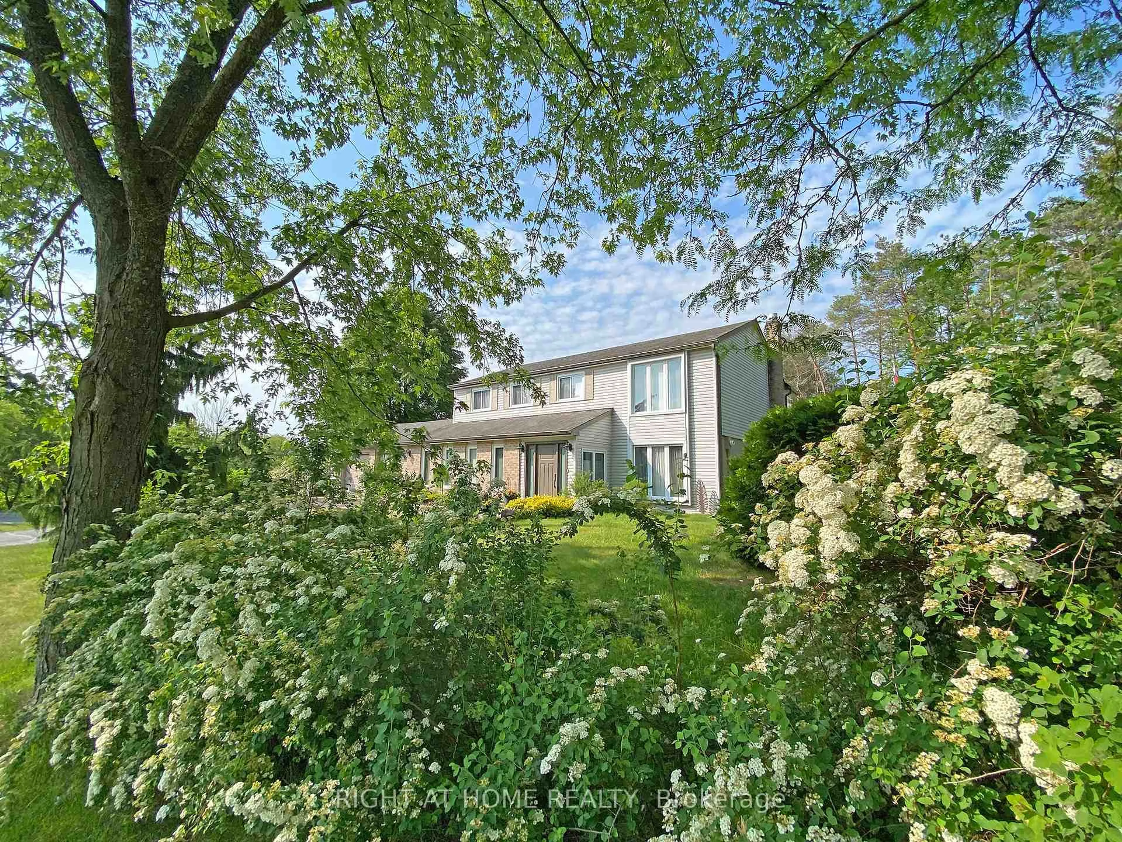 A pic from outside/outdoor area/front of a property/back of a property/a pic from drone, street for 10 Munro St, Caledon Ontario L7E 0L6