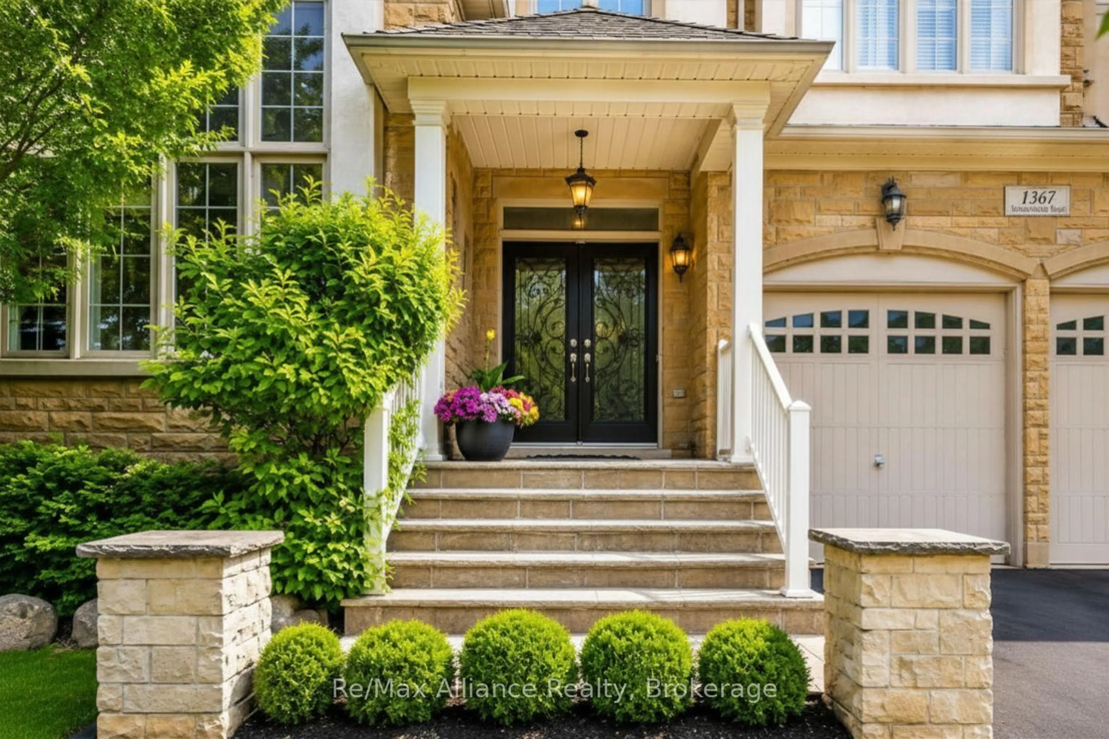 Indoor entryway for 1367 Arrowhead Rd, Oakville Ontario L6H 0C5