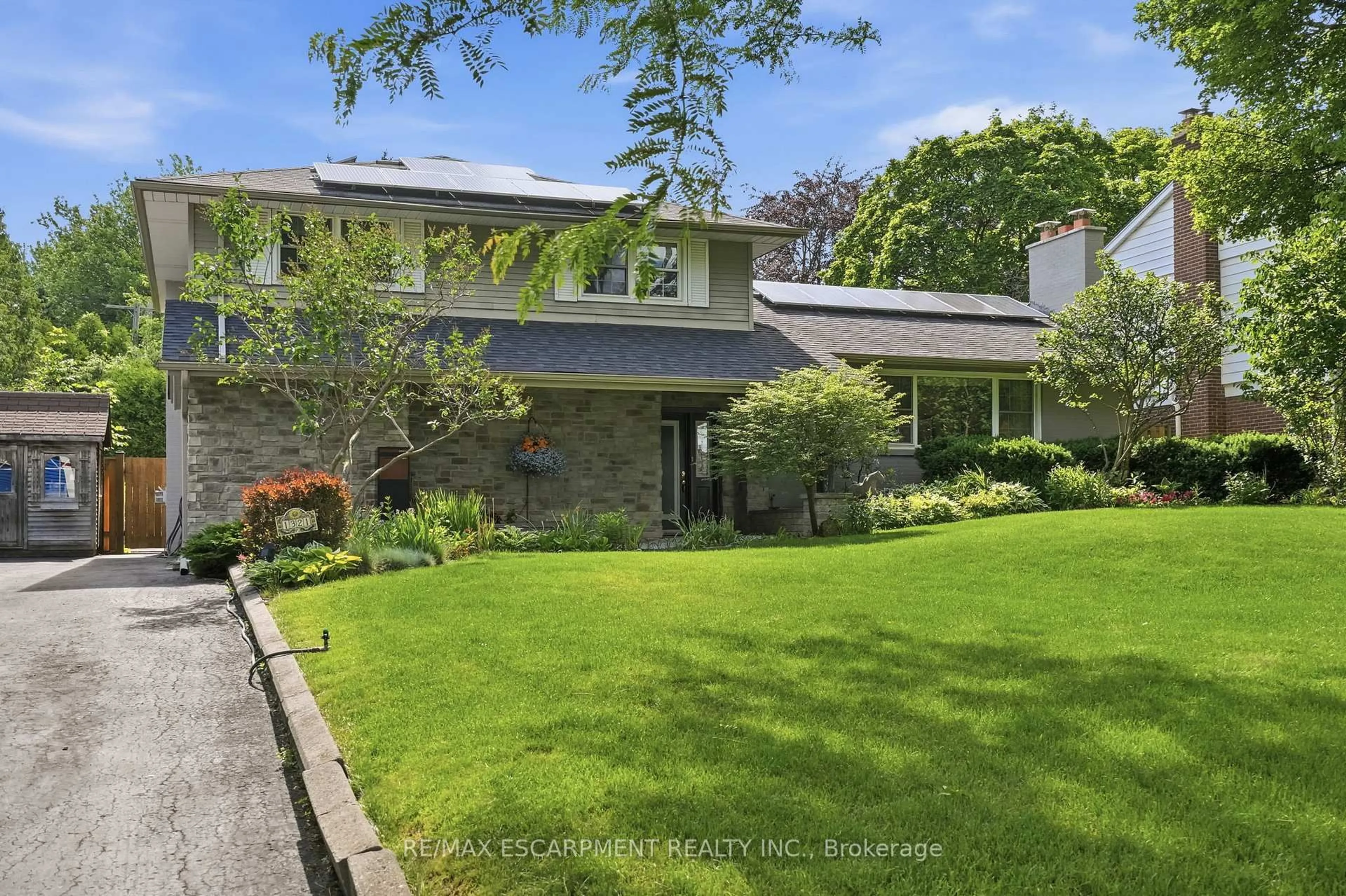 A pic from outside/outdoor area/front of a property/back of a property/a pic from drone, street for 1321 Fairway Crt, Burlington Ontario L7P 1M5