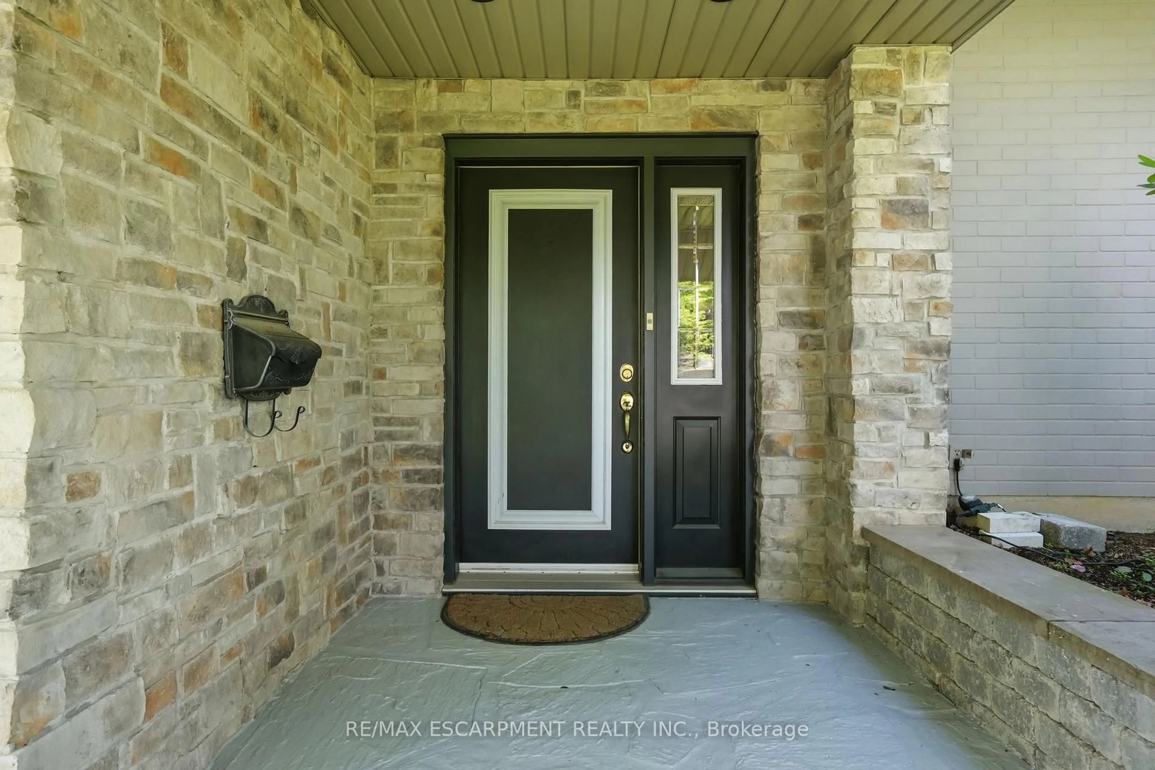 Indoor entryway for 1321 Fairway Crt, Burlington Ontario L7P 1M5