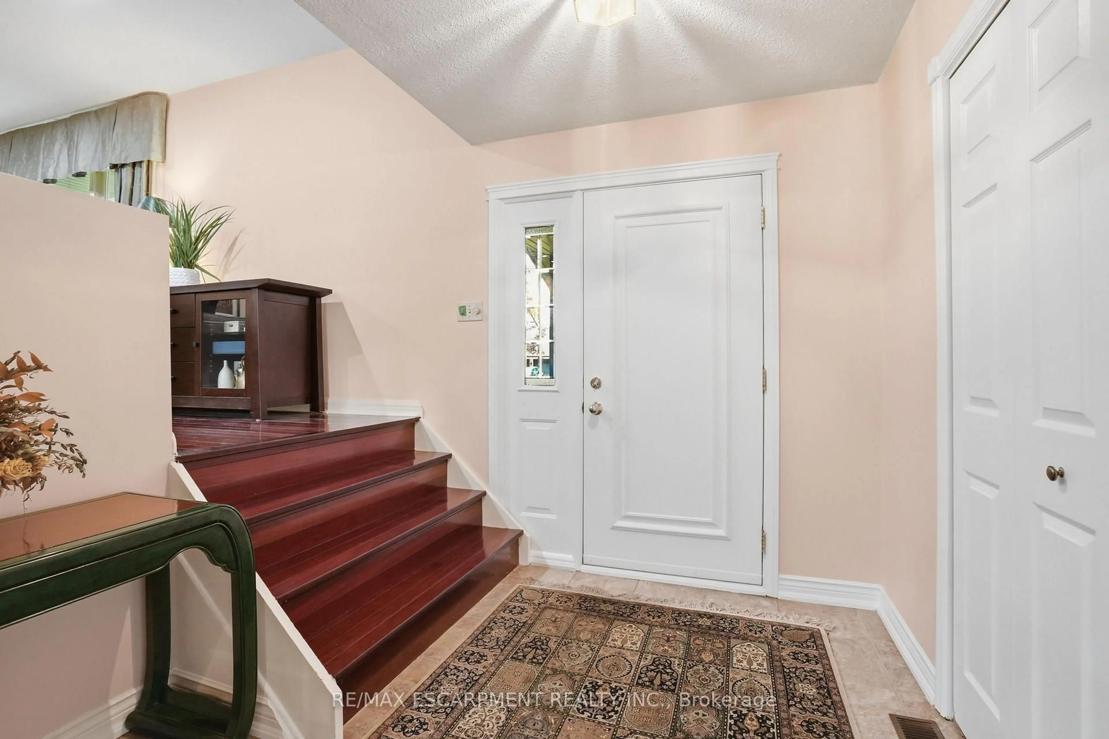 Indoor entryway for 1321 Fairway Crt, Burlington Ontario L7P 1M5
