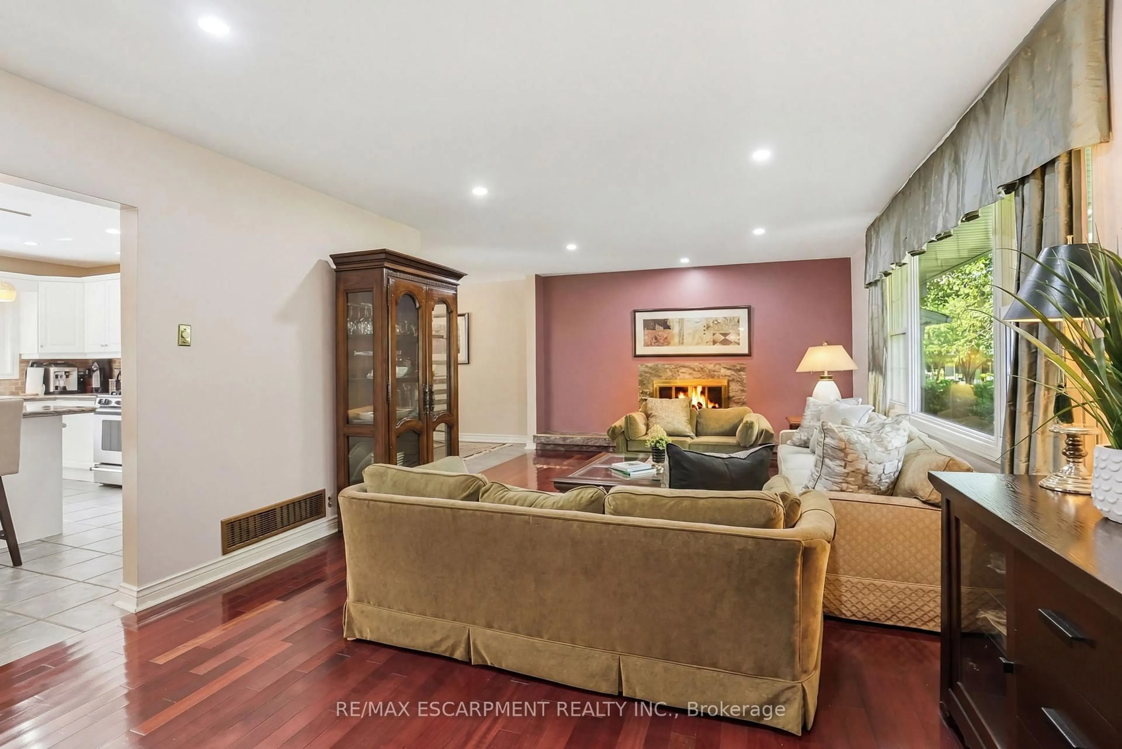 Living room with furniture, wood/laminate floor for 1321 Fairway Crt, Burlington Ontario L7P 1M5
