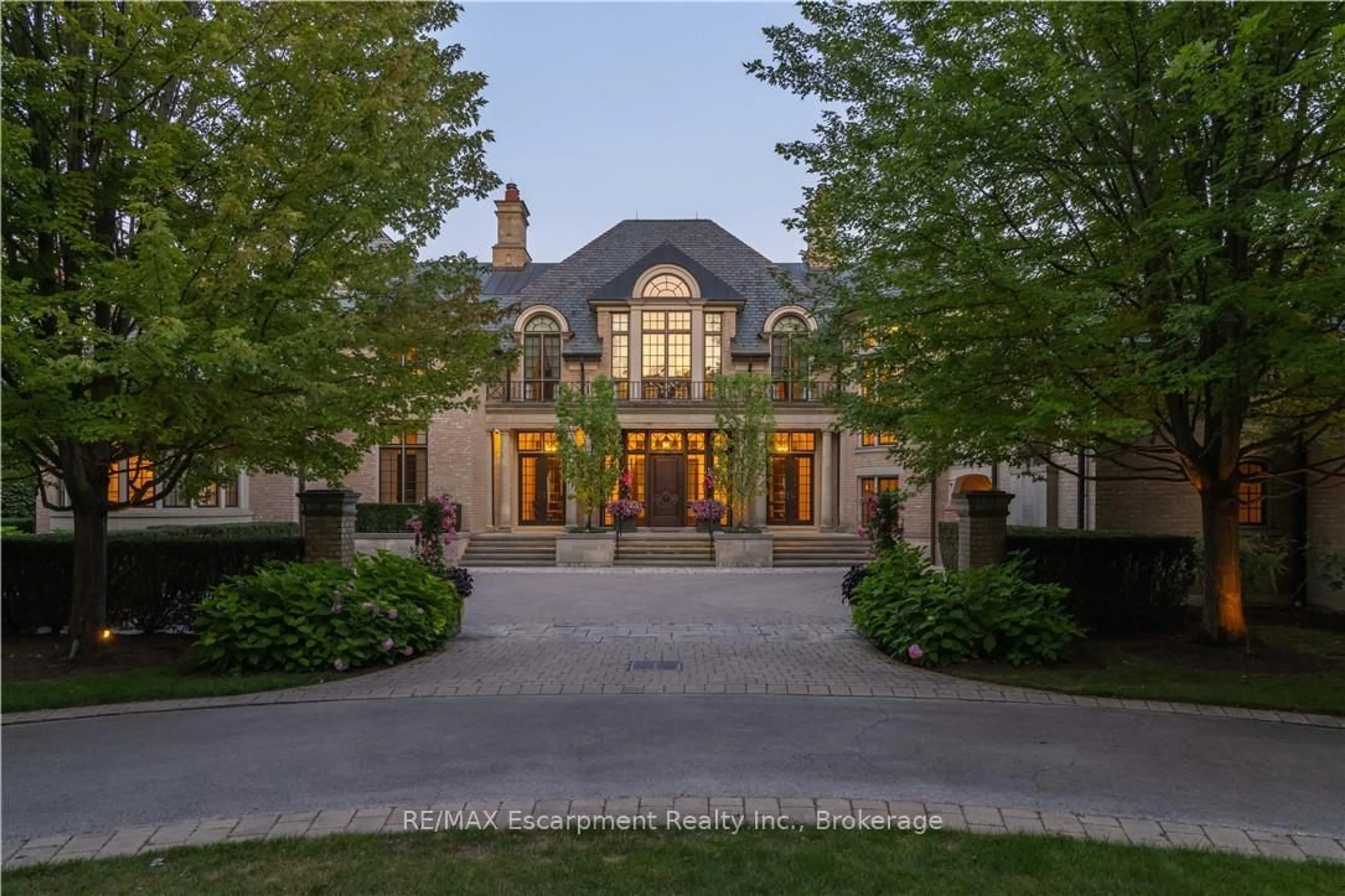 Indoor foyer for 2054 Lakeshore Rd, Oakville Ontario L6J 1M3