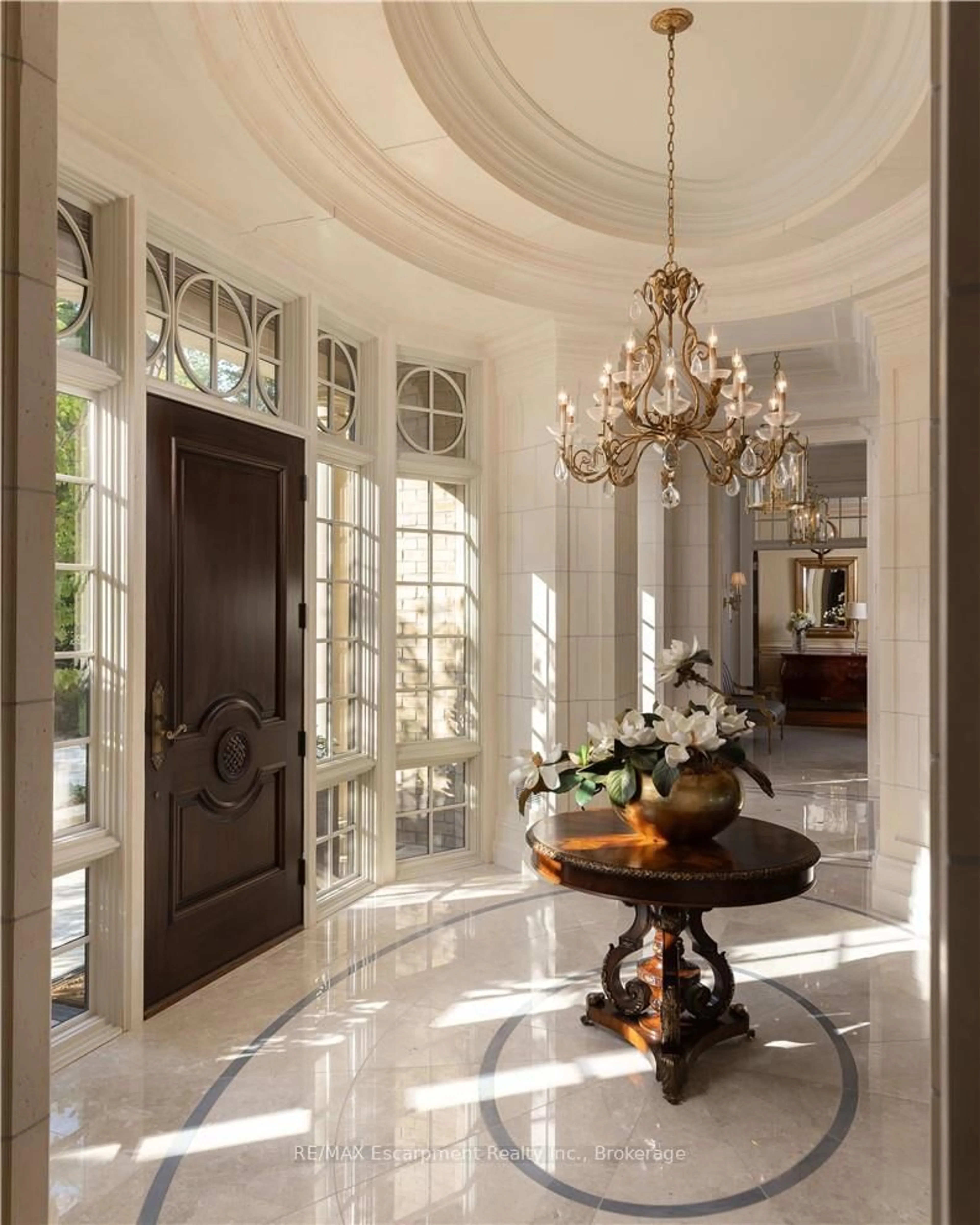 Indoor entryway for 2054 Lakeshore Rd, Oakville Ontario L6J 1M3