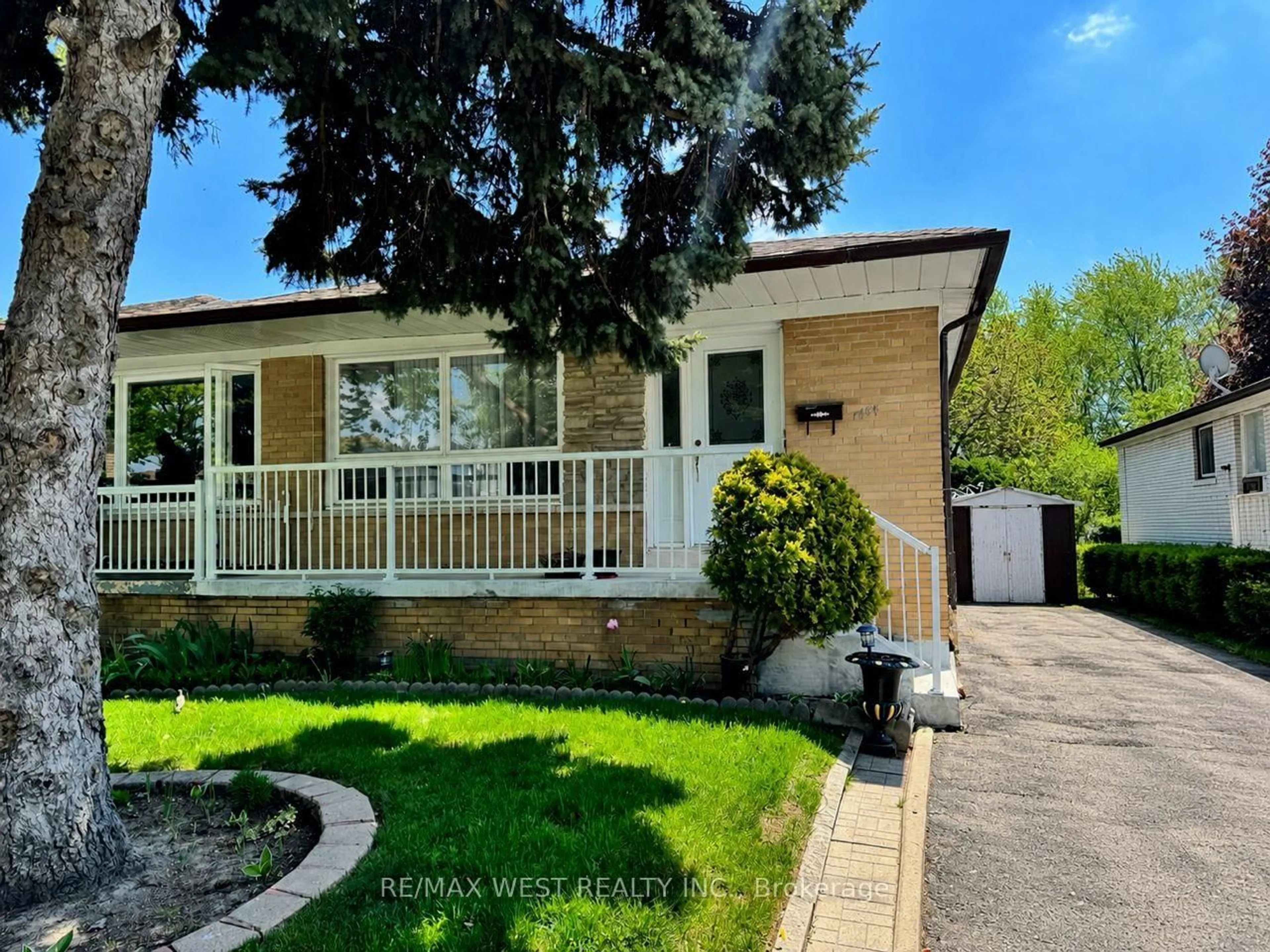 A pic from outside/outdoor area/front of a property/back of a property/a pic from drone, street for 7484 Discus Cres, Mississauga Ontario L4T 2V3