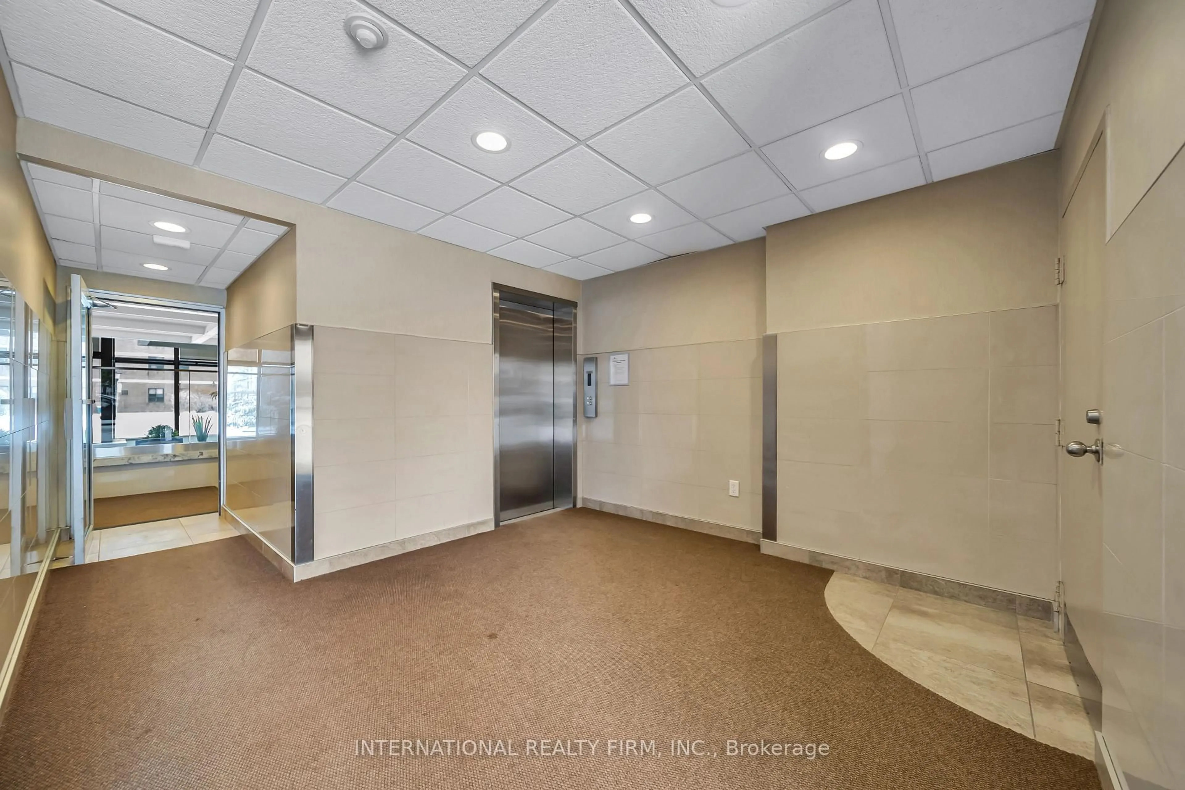 Indoor foyer for 1615 Bloor St St #801, Mississauga Ontario L4X 1S2