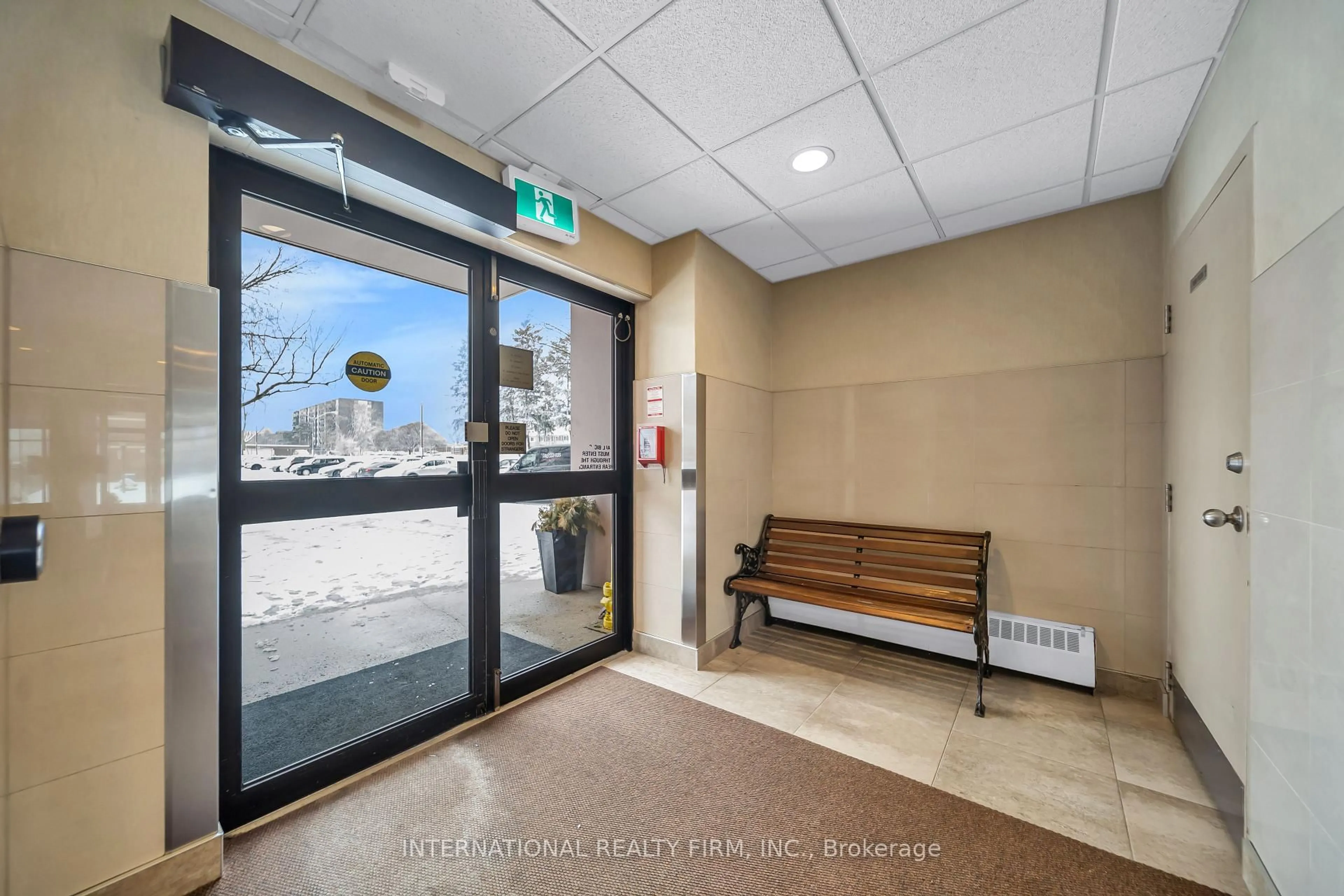 Indoor foyer for 1615 Bloor St St #801, Mississauga Ontario L4X 1S2