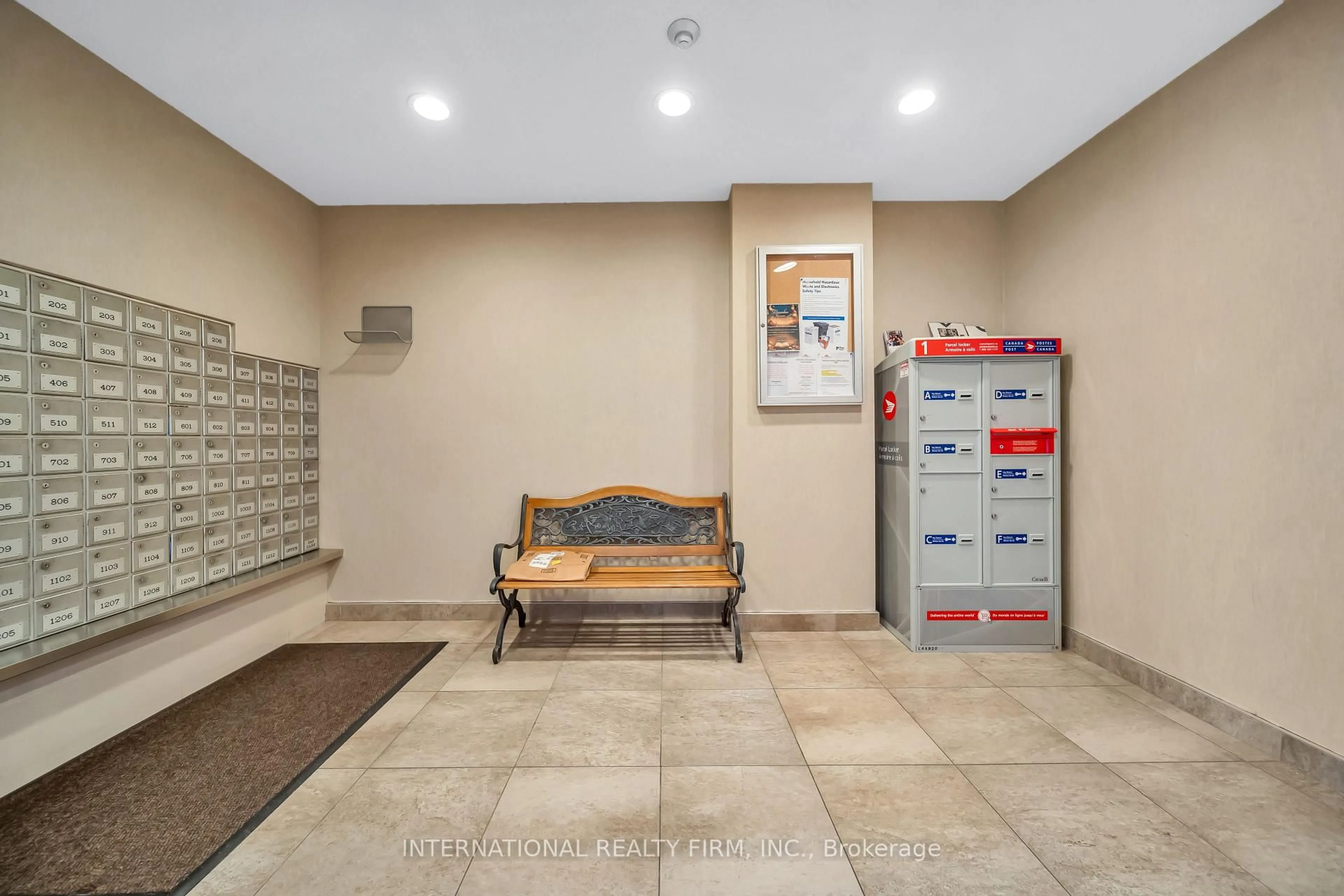 Indoor foyer for 1615 Bloor St St #801, Mississauga Ontario L4X 1S2