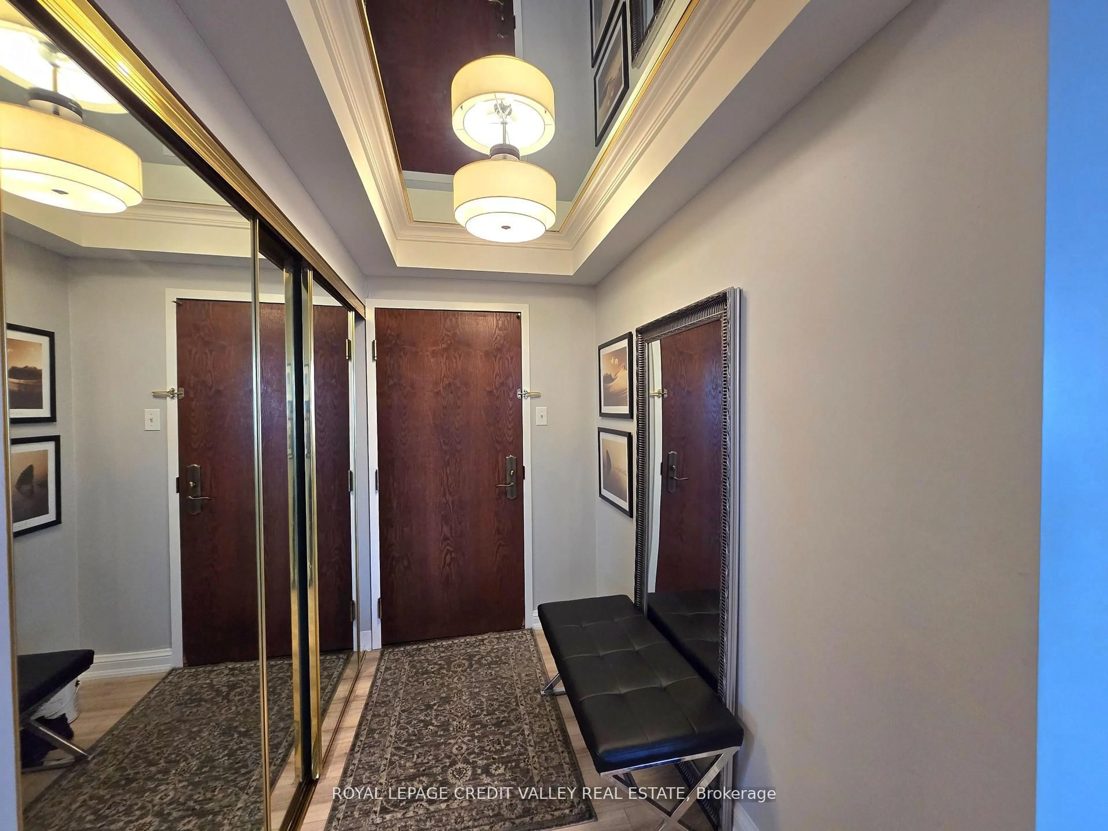 Indoor foyer for 24 Hanover Rd #2101, Brampton Ontario L6S 5K8