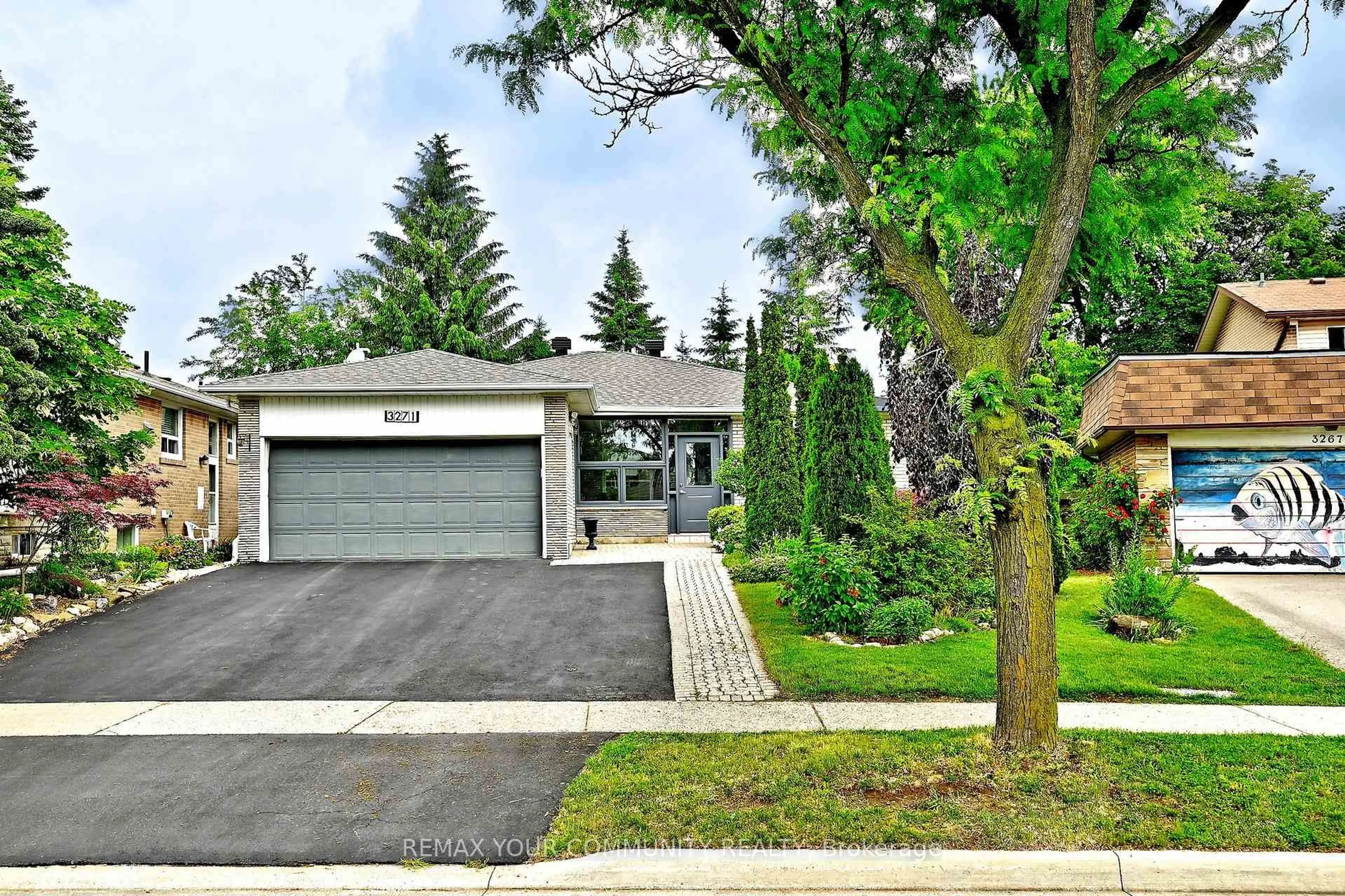 Home with brick exterior material, street for 3271 Havenwood Dr, Mississauga Ontario L4X 2M2