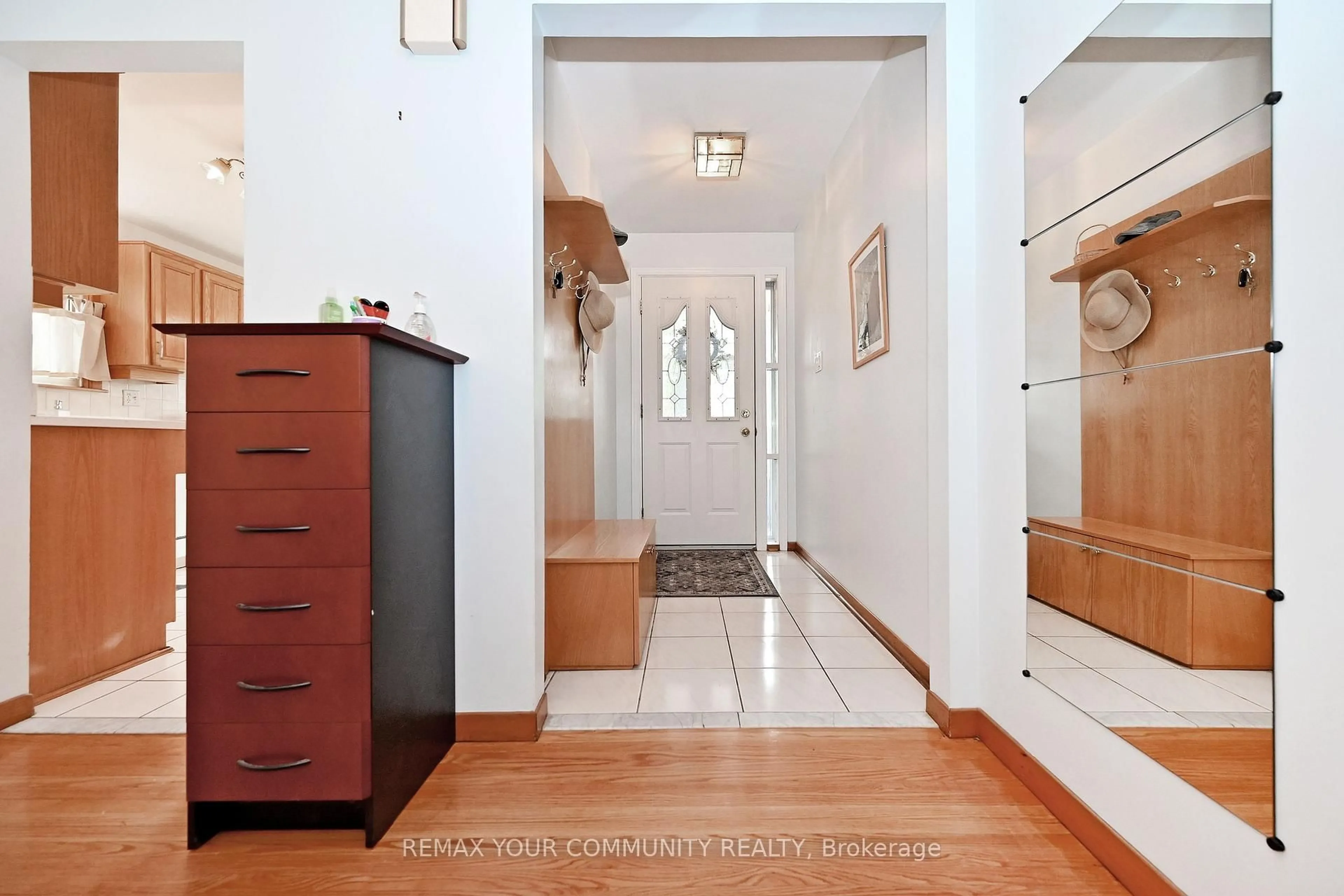 Indoor entryway for 3271 Havenwood Dr, Mississauga Ontario L4X 2M2