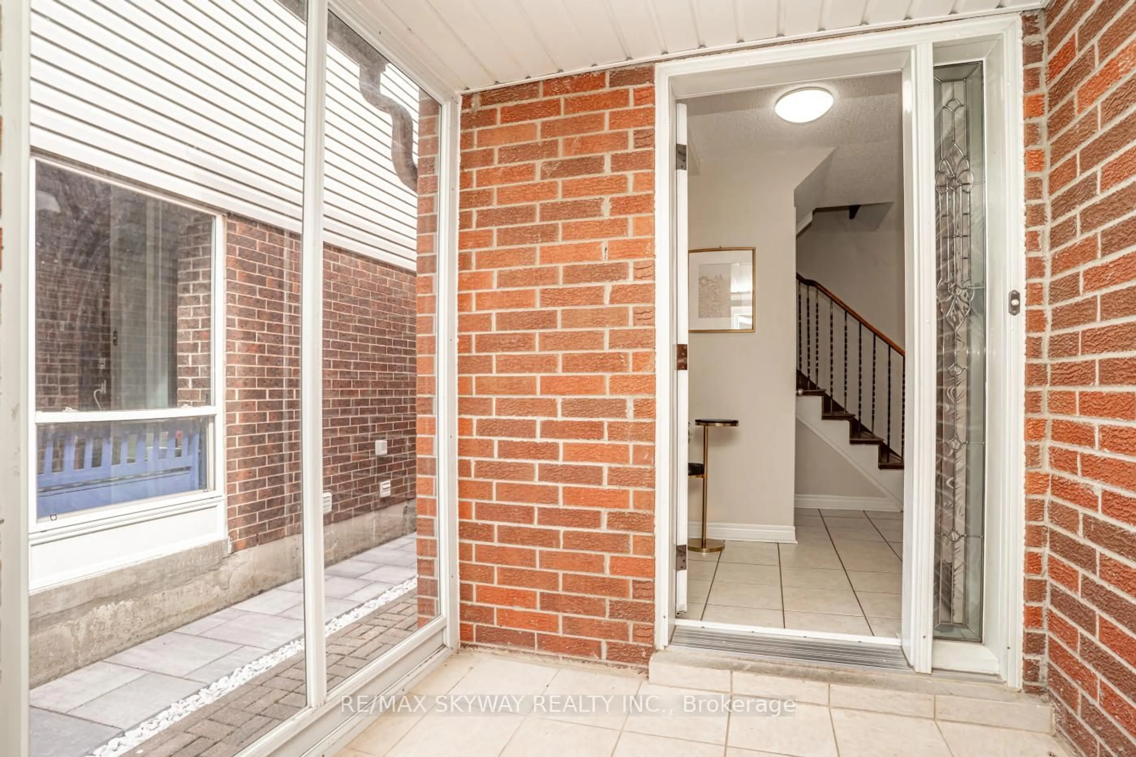 Indoor entryway for 15 Cresswell Dr, Brampton Ontario L6Y 2T5