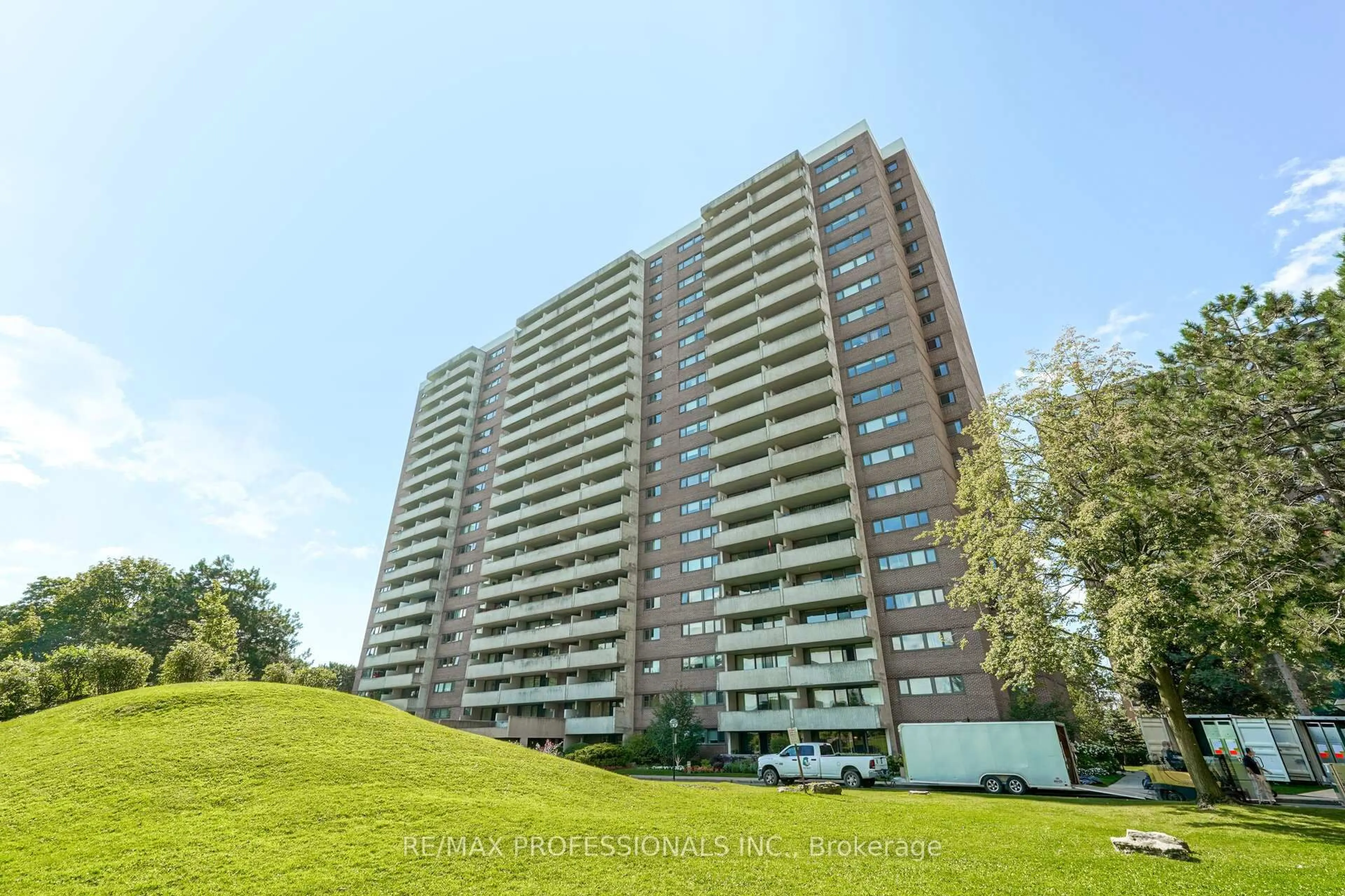 A pic from outside/outdoor area/front of a property/back of a property/a pic from drone, building for 250 Scarlett Rd #1907, Toronto Ontario M6N 4X5