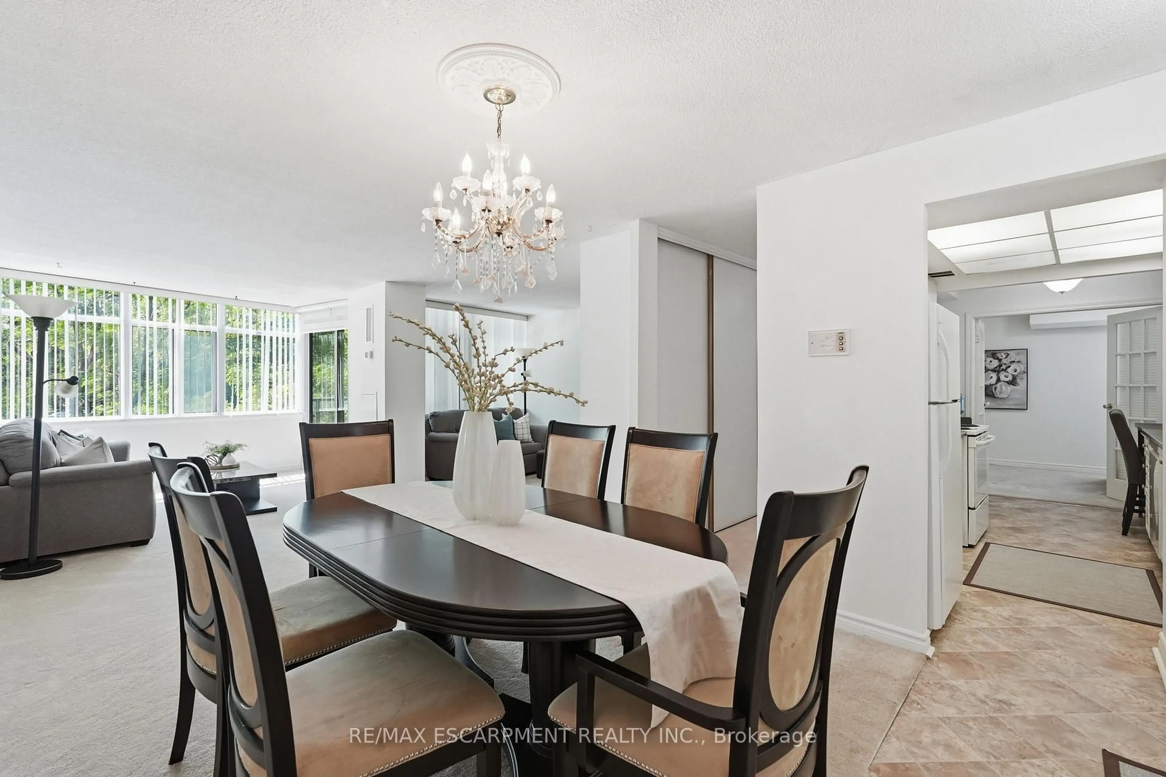 Dining room, ceramic/tile floor for 3100 Kirwin Ave #206, Mississauga Ontario L5A 3S6