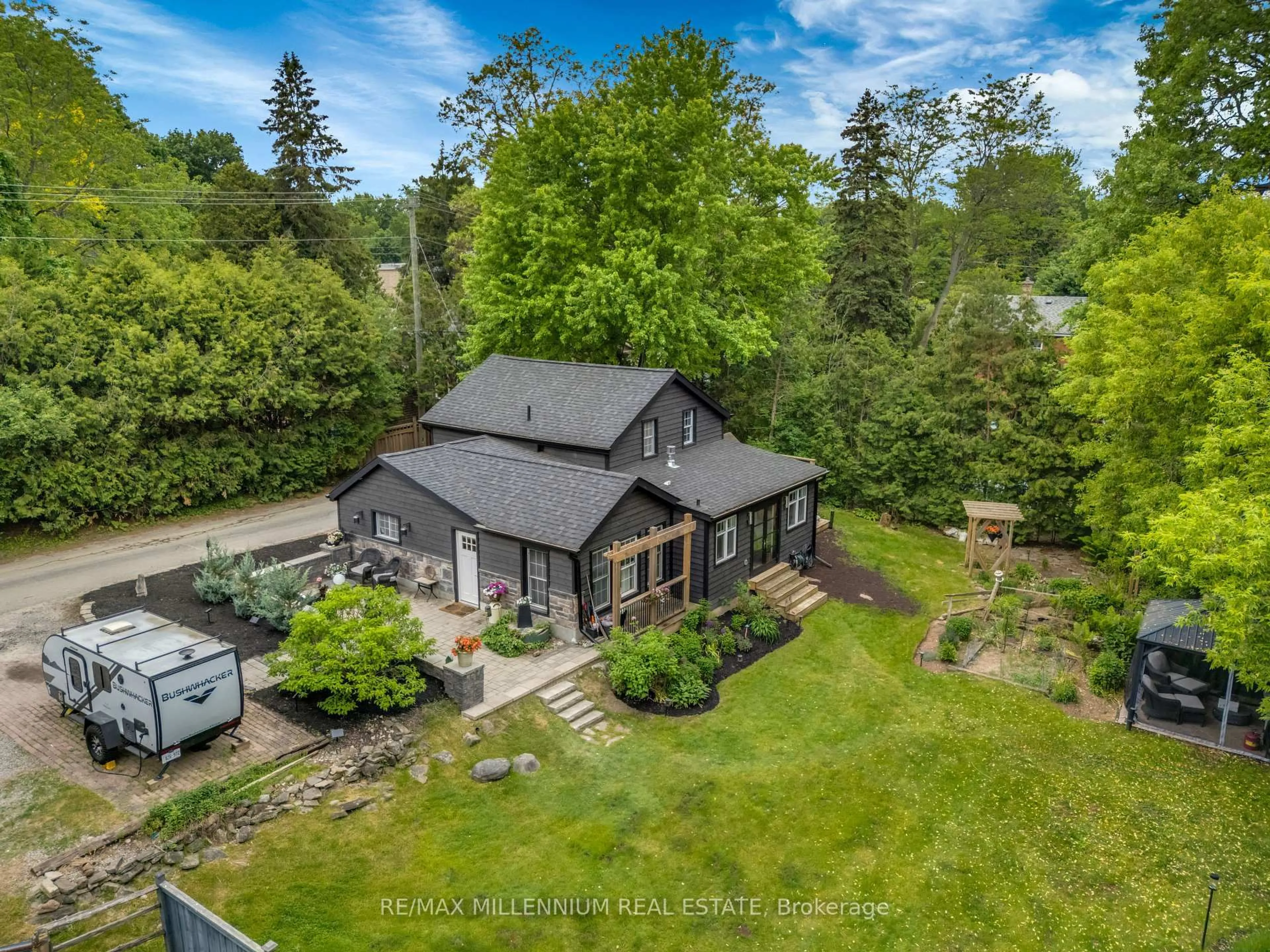 A pic from outside/outdoor area/front of a property/back of a property/a pic from drone, unknown for 1510 Station Rd, Caledon Ontario L7C 3M2