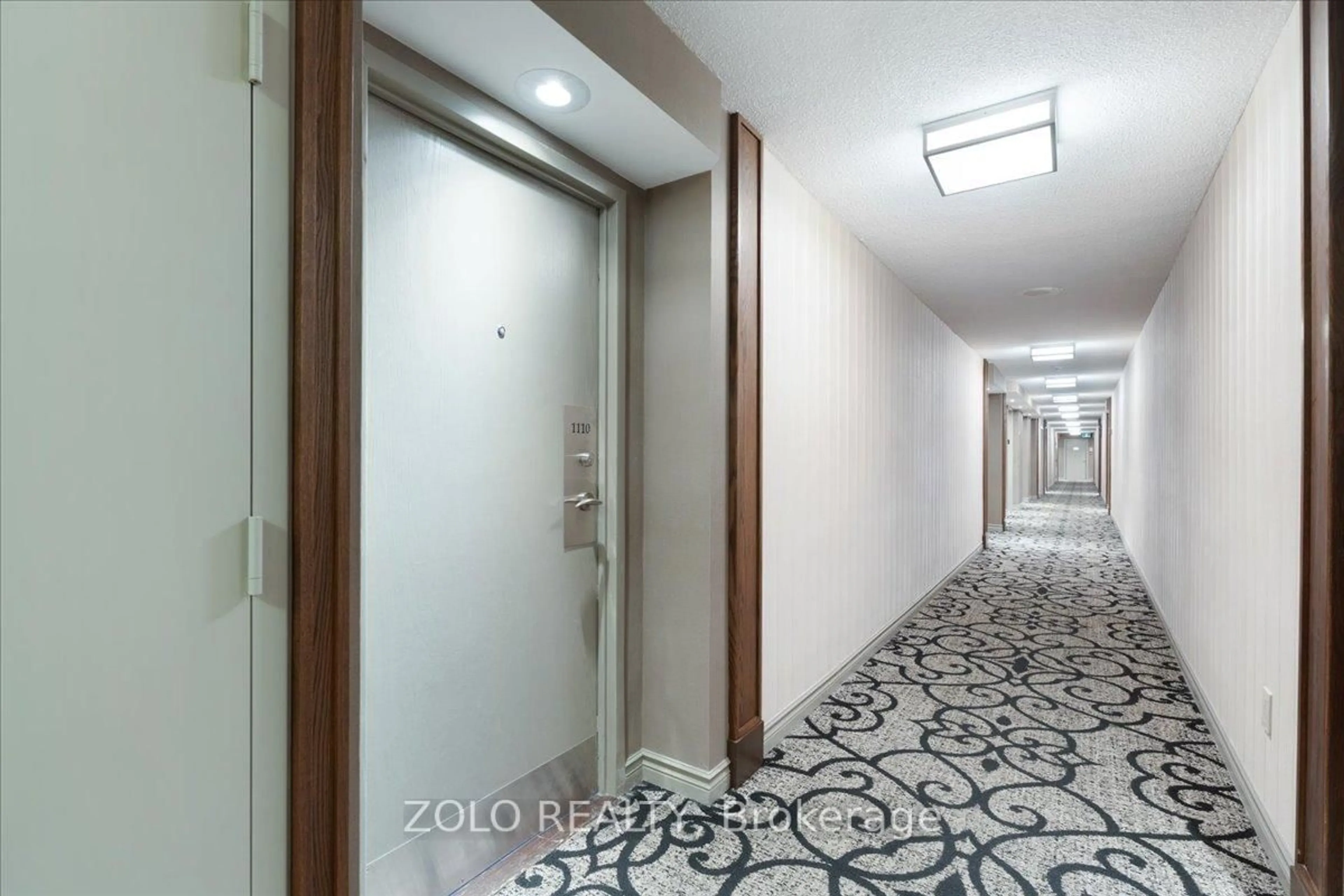 Indoor foyer for 330 Rathburn Rd #1110, Mississauga Ontario L5B 3Y1
