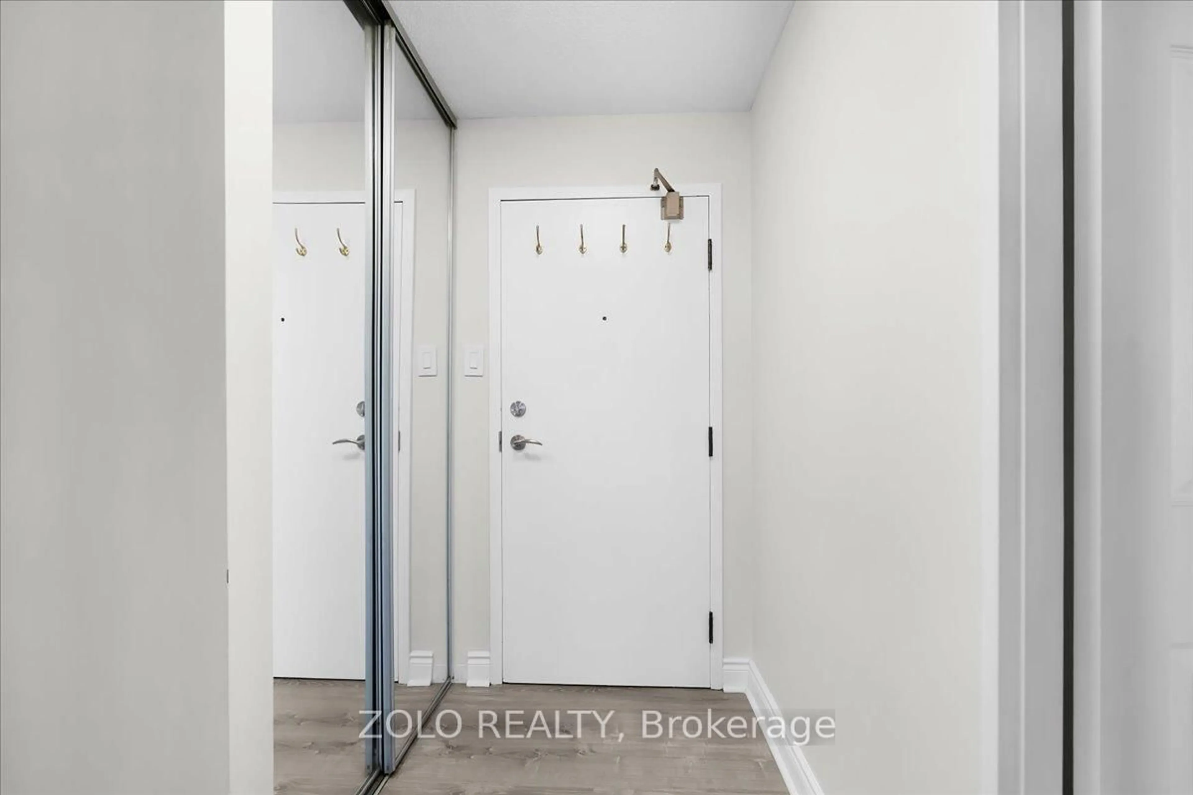 Indoor entryway for 330 Rathburn Rd #1110, Mississauga Ontario L5B 3Y1