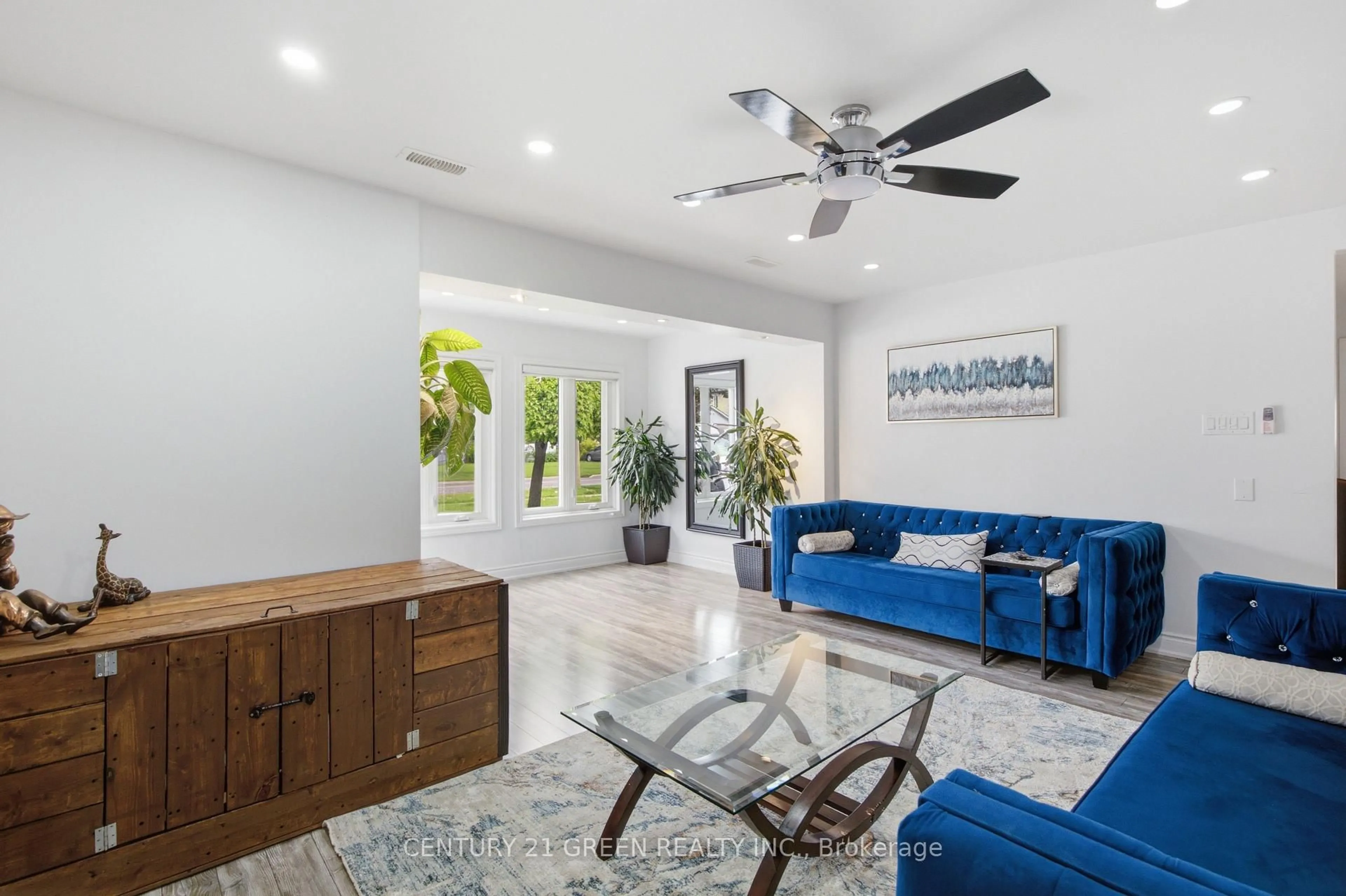 Living room with furniture, ceramic/tile floor for 7649 Redstone Rd, Mississauga Ontario L4T 2B7