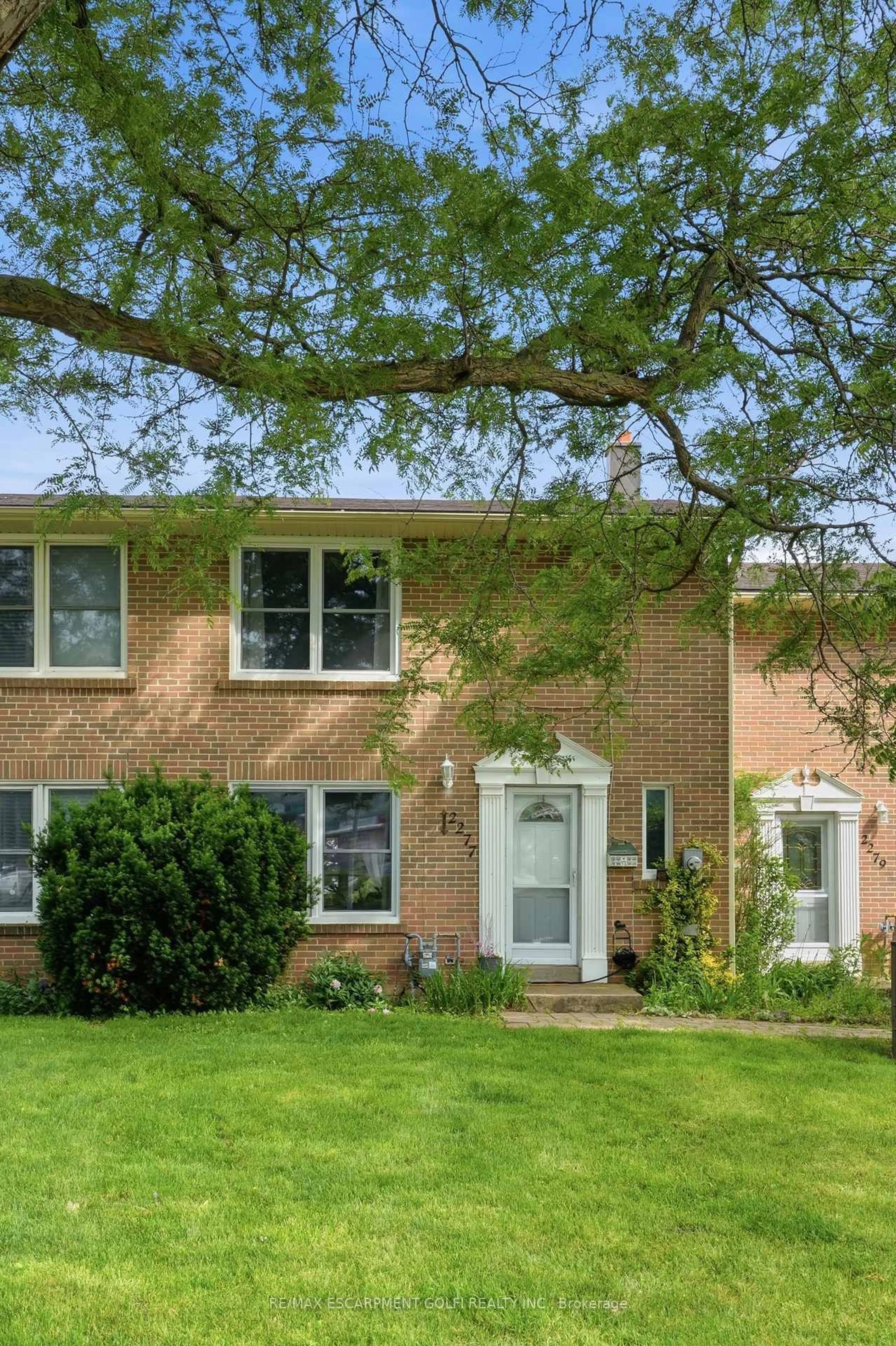 Home with brick exterior material, street for 2277 Mountain Grove Ave #39, Burlington Ontario L7P 2H8