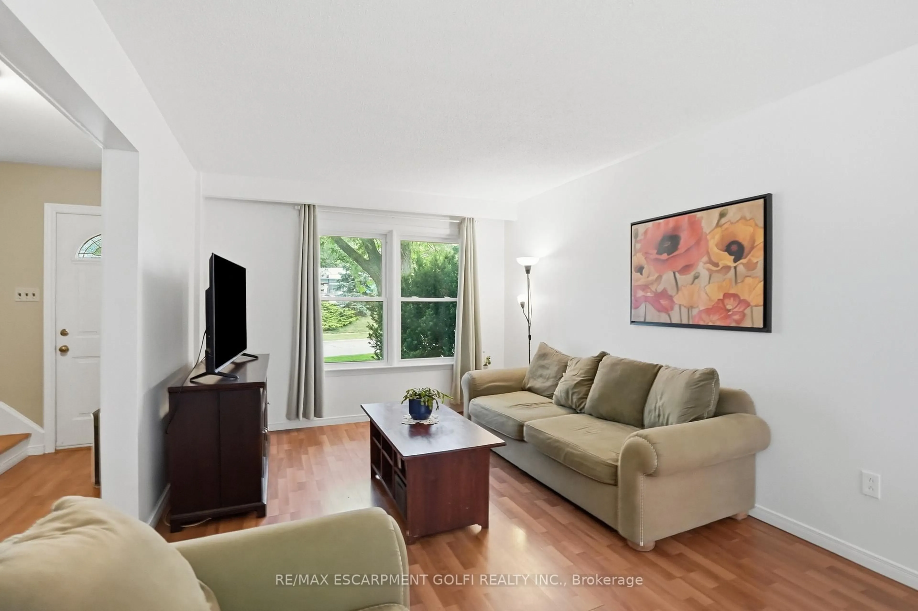 Living room with furniture, unknown for 2277 Mountain Grove Ave #39, Burlington Ontario L7P 2H8