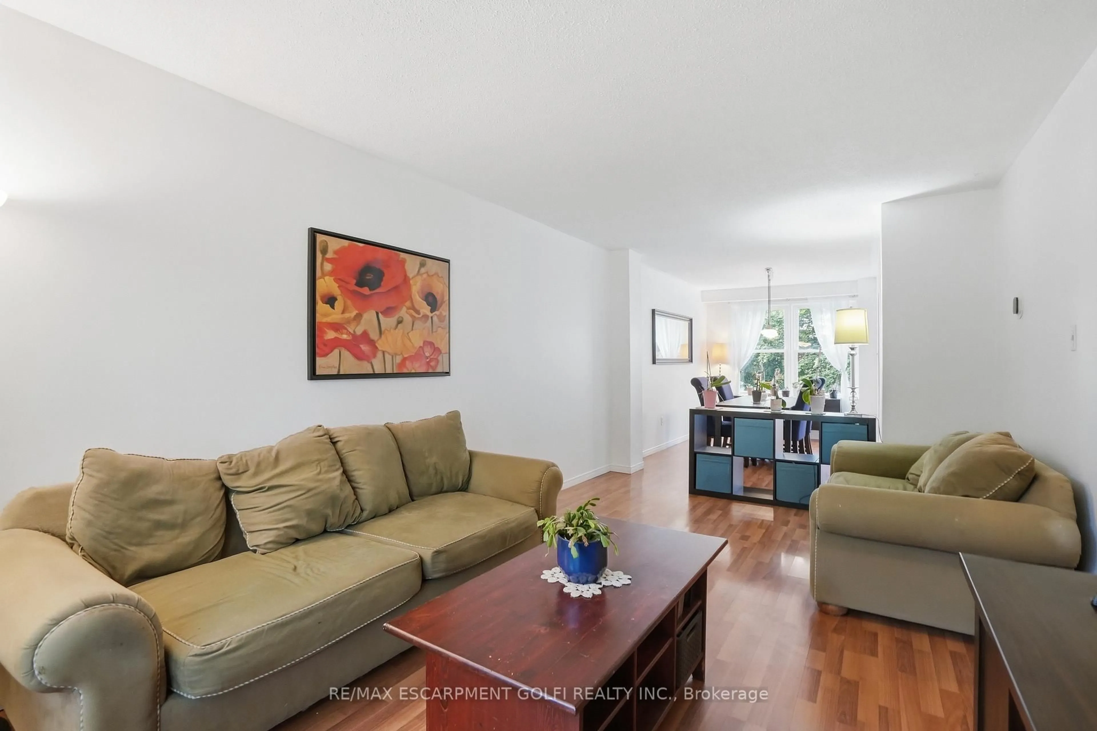 Living room with furniture, wood/laminate floor for 2277 Mountain Grove Ave #39, Burlington Ontario L7P 2H8