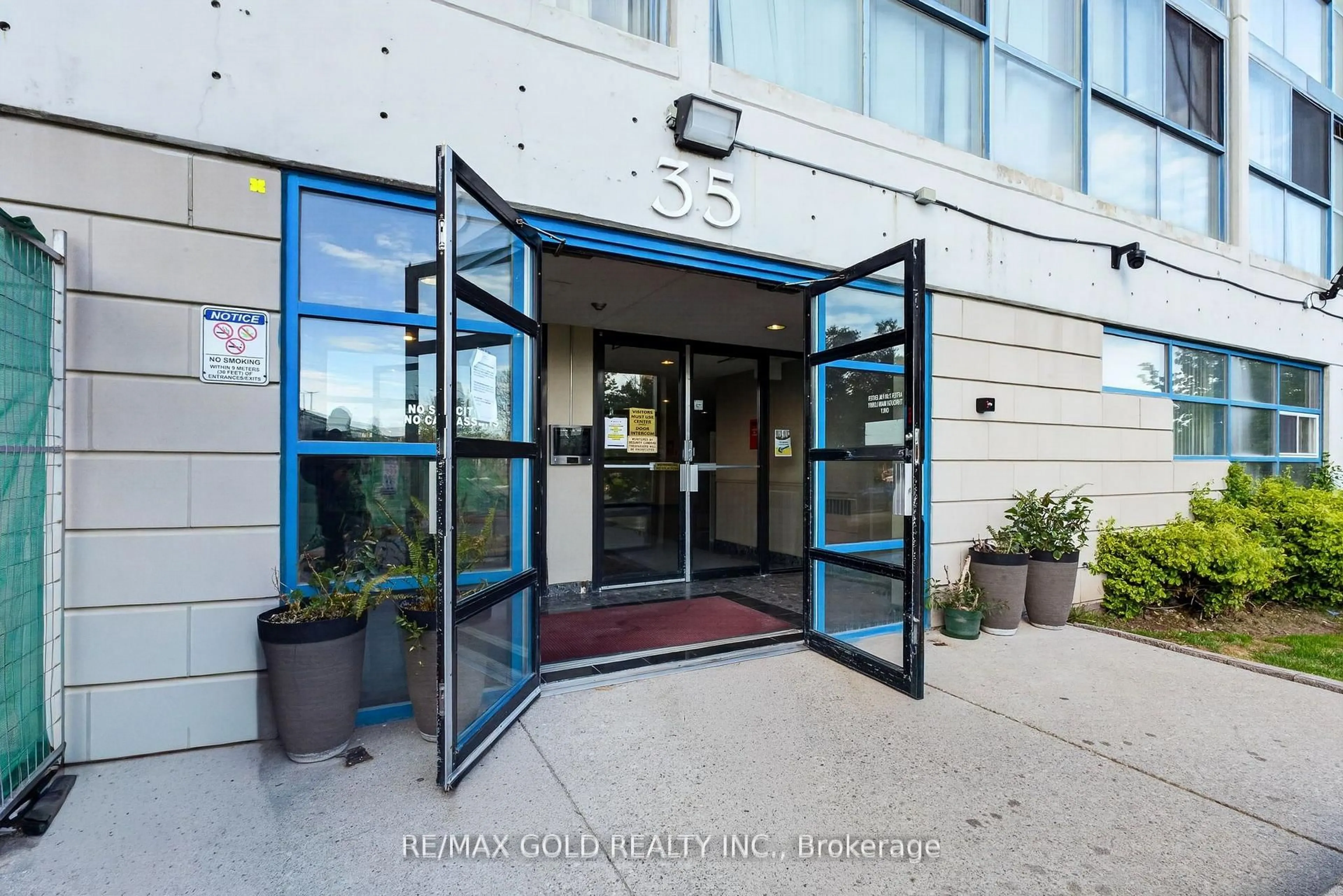 Indoor foyer for 35 Trailwood Dr #1911, Mississauga Ontario L4Z 3L6