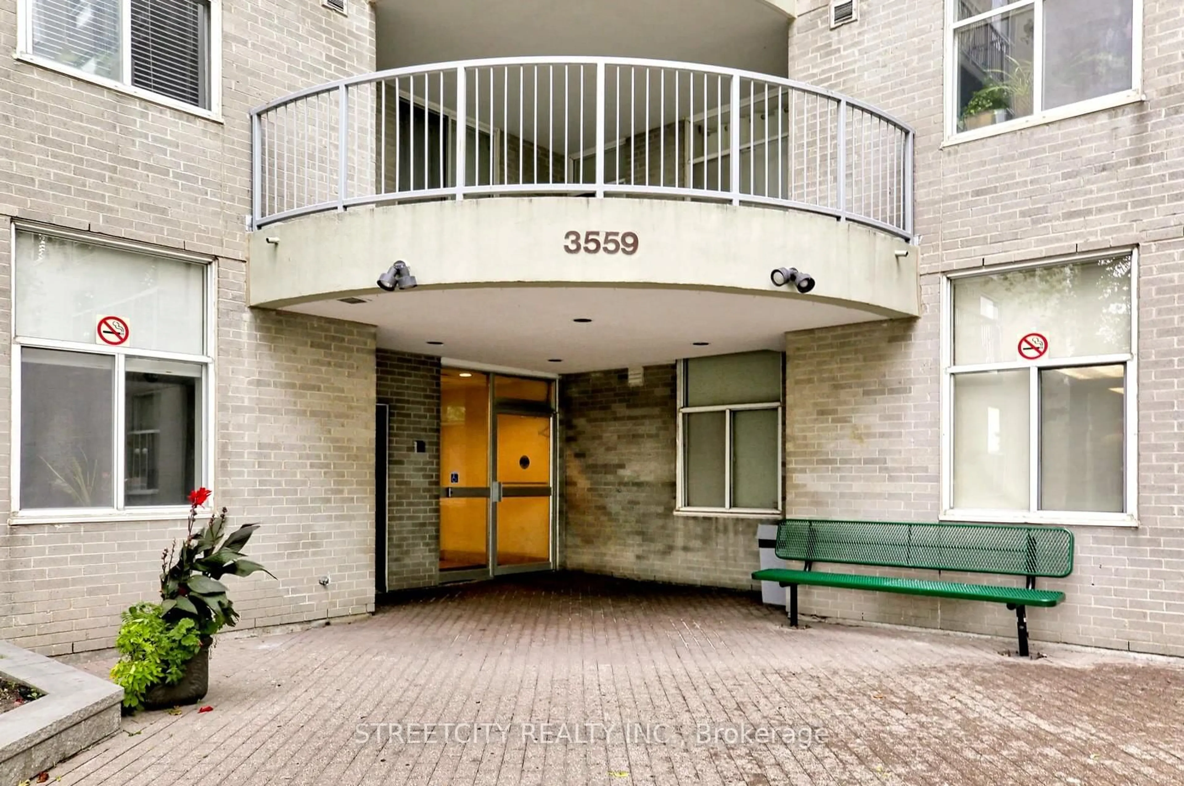 Indoor foyer for 3559 Eglinton Ave #1311, Toronto Ontario M6M 5C6