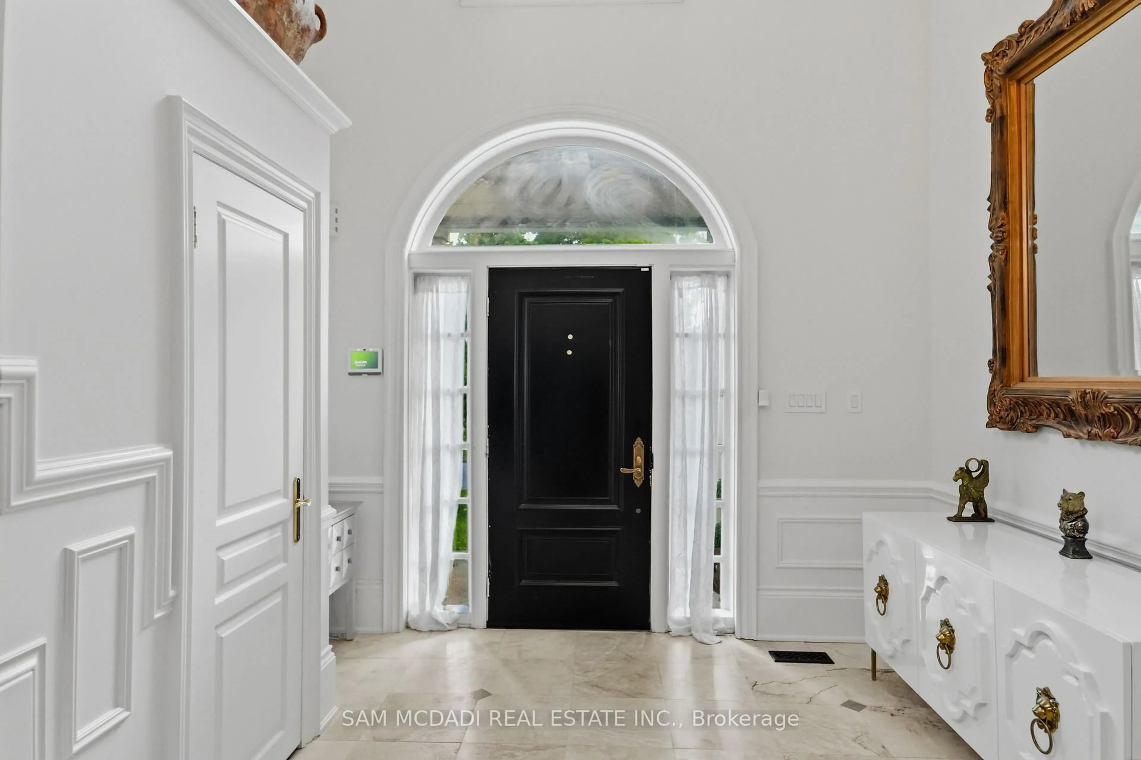 Indoor entryway for 5481 Middleport Cres, Mississauga Ontario L4Z 3V2