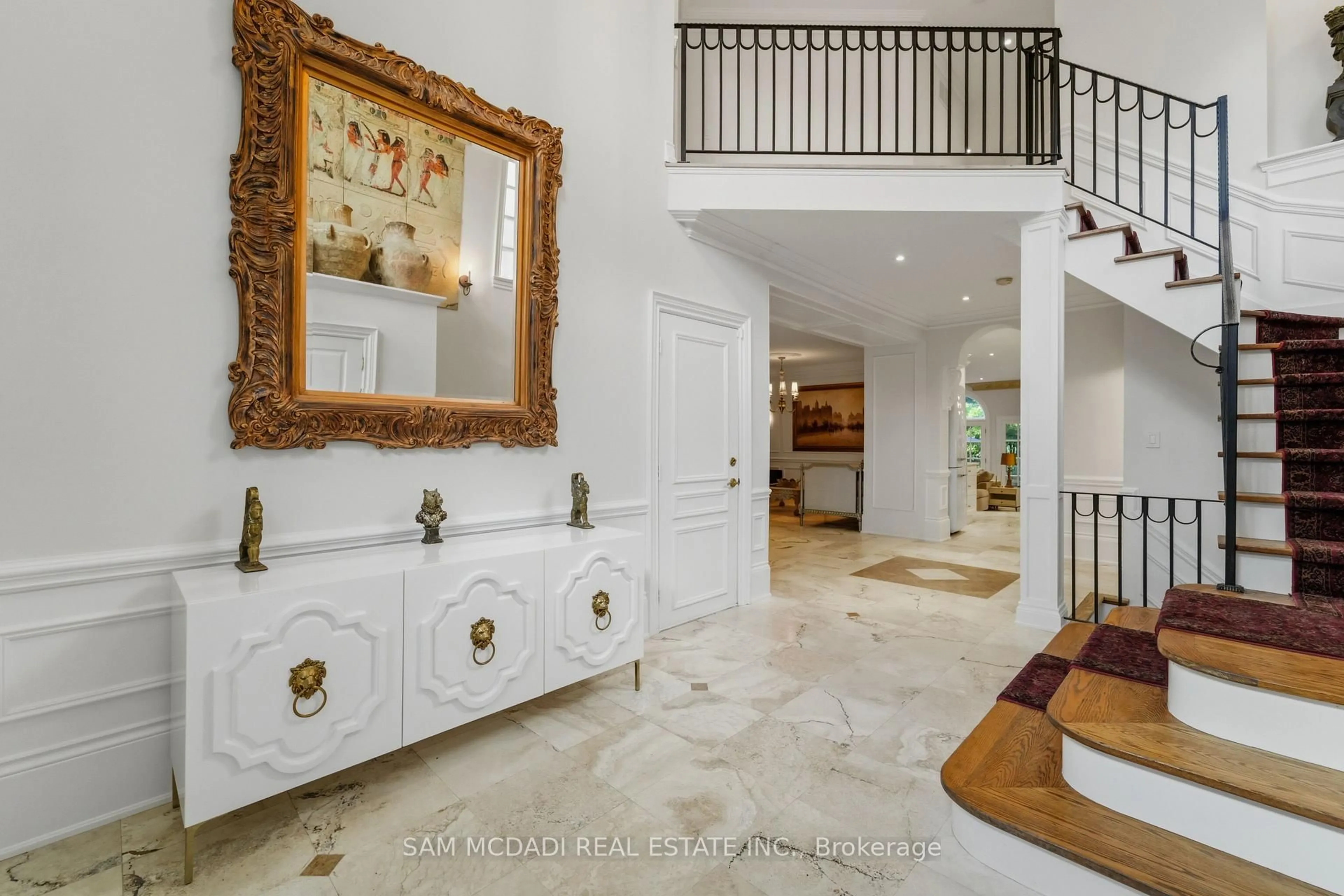 Indoor foyer for 5481 Middleport Cres, Mississauga Ontario L4Z 3V2
