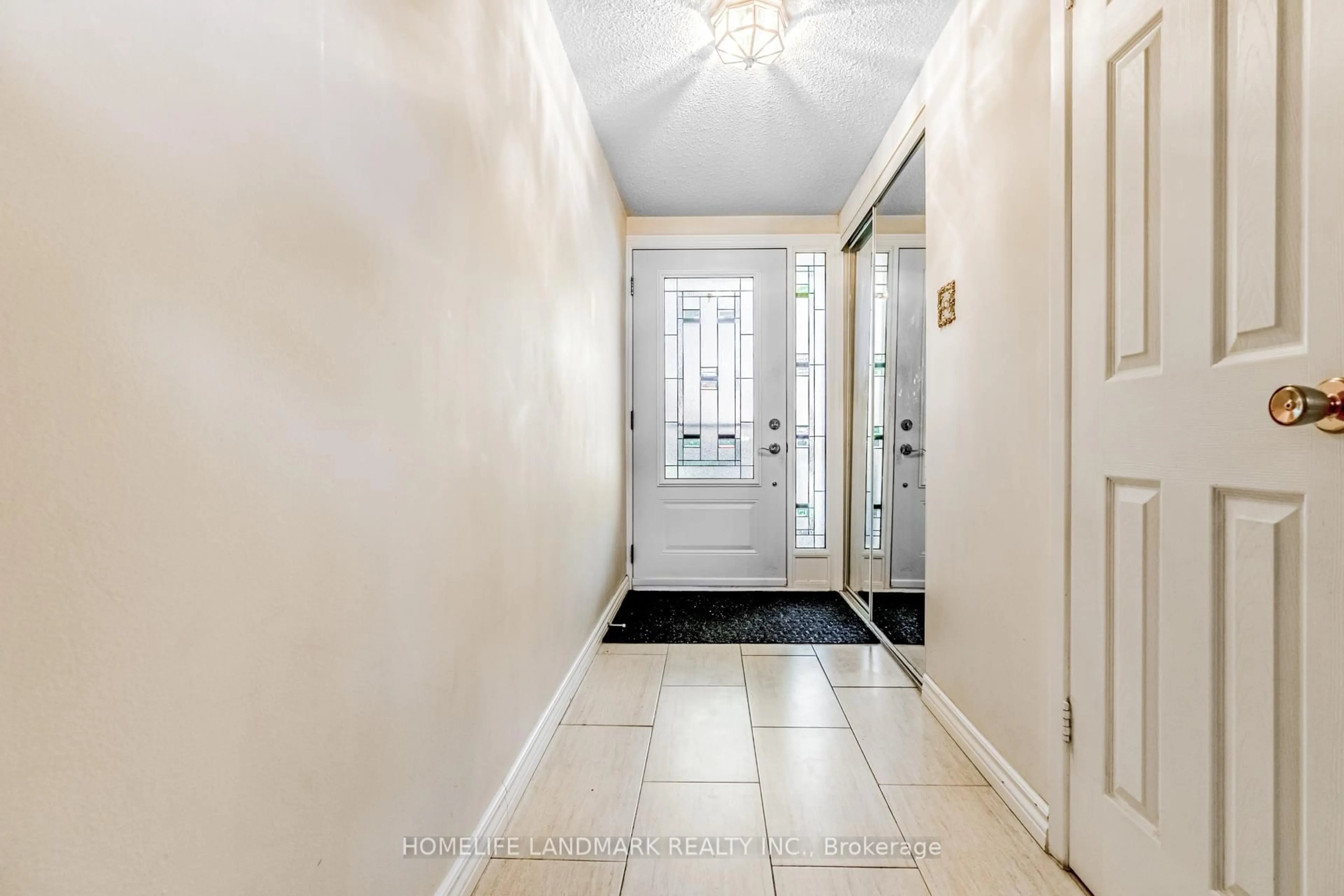 Indoor entryway for 4165 Fieldgate Dr #57, Mississauga Ontario L4W 2M9
