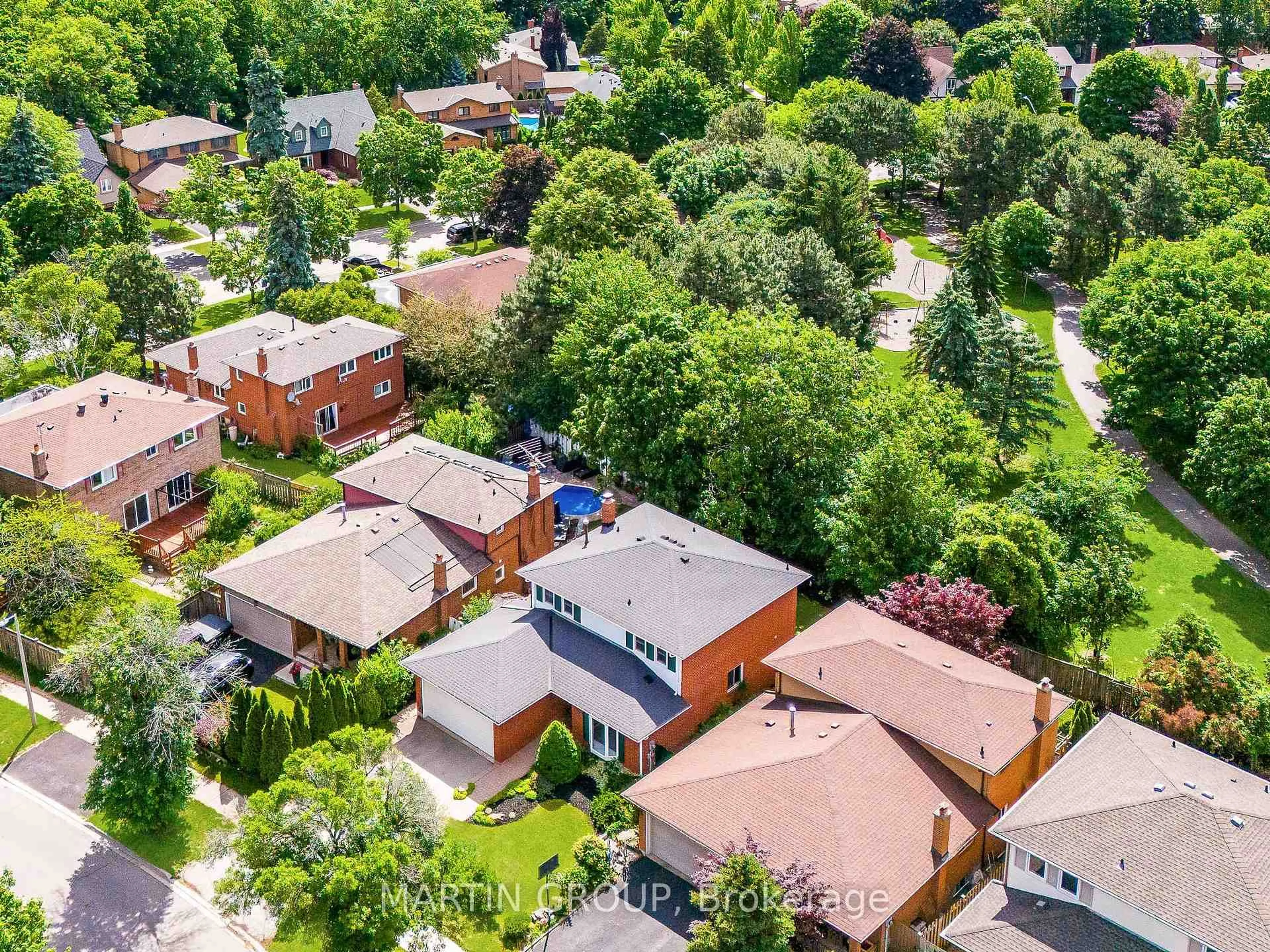 A pic from outside/outdoor area/front of a property/back of a property/a pic from drone, street for 1456 Harmsworth Sq, Oakville Ontario L6H 3E9