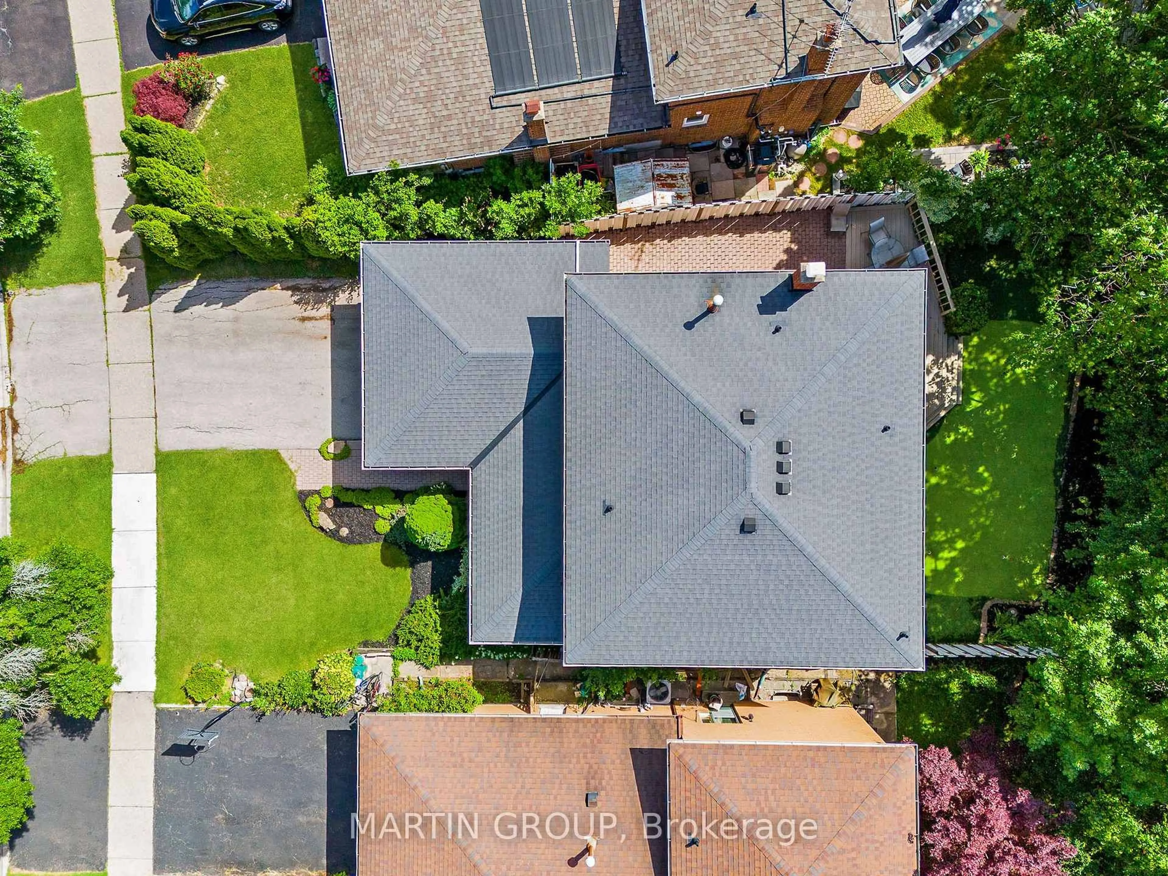 A pic from outside/outdoor area/front of a property/back of a property/a pic from drone, street for 1456 Harmsworth Sq, Oakville Ontario L6H 3E9