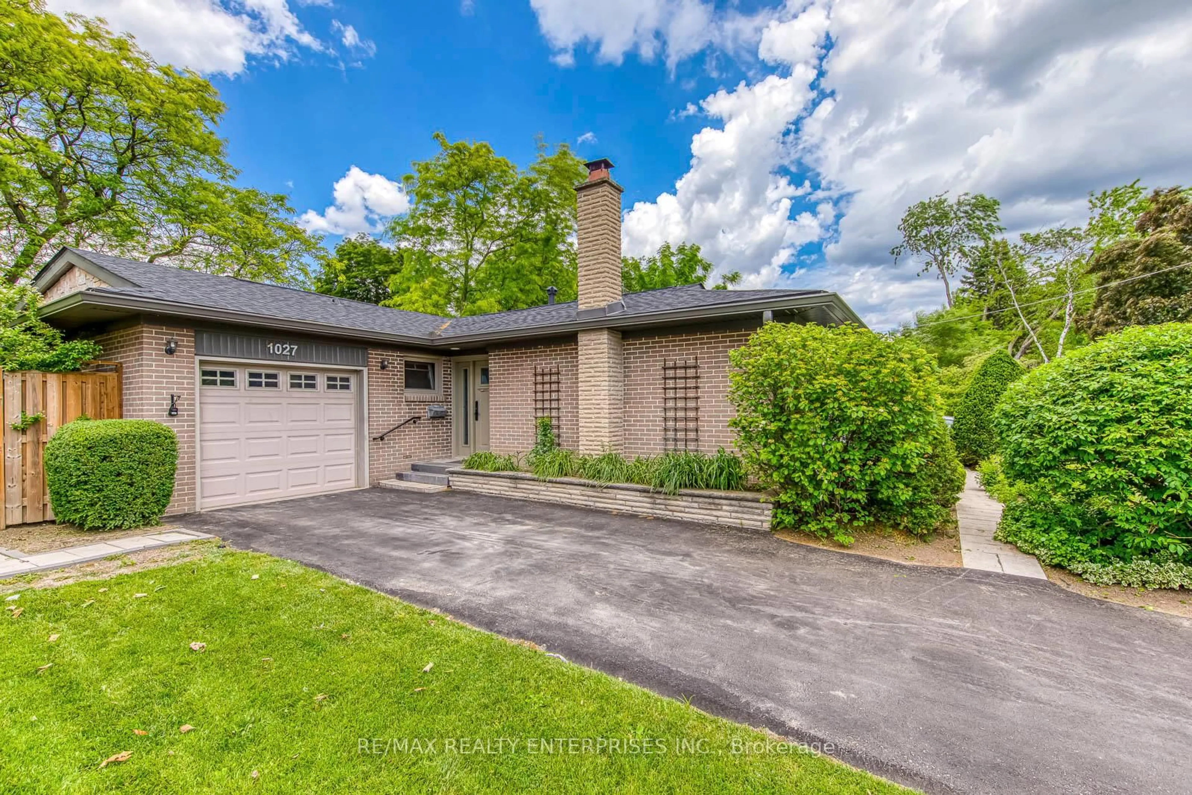 Home with brick exterior material, street for 1027 Argus Dr, Mississauga Ontario L4Y 2L9