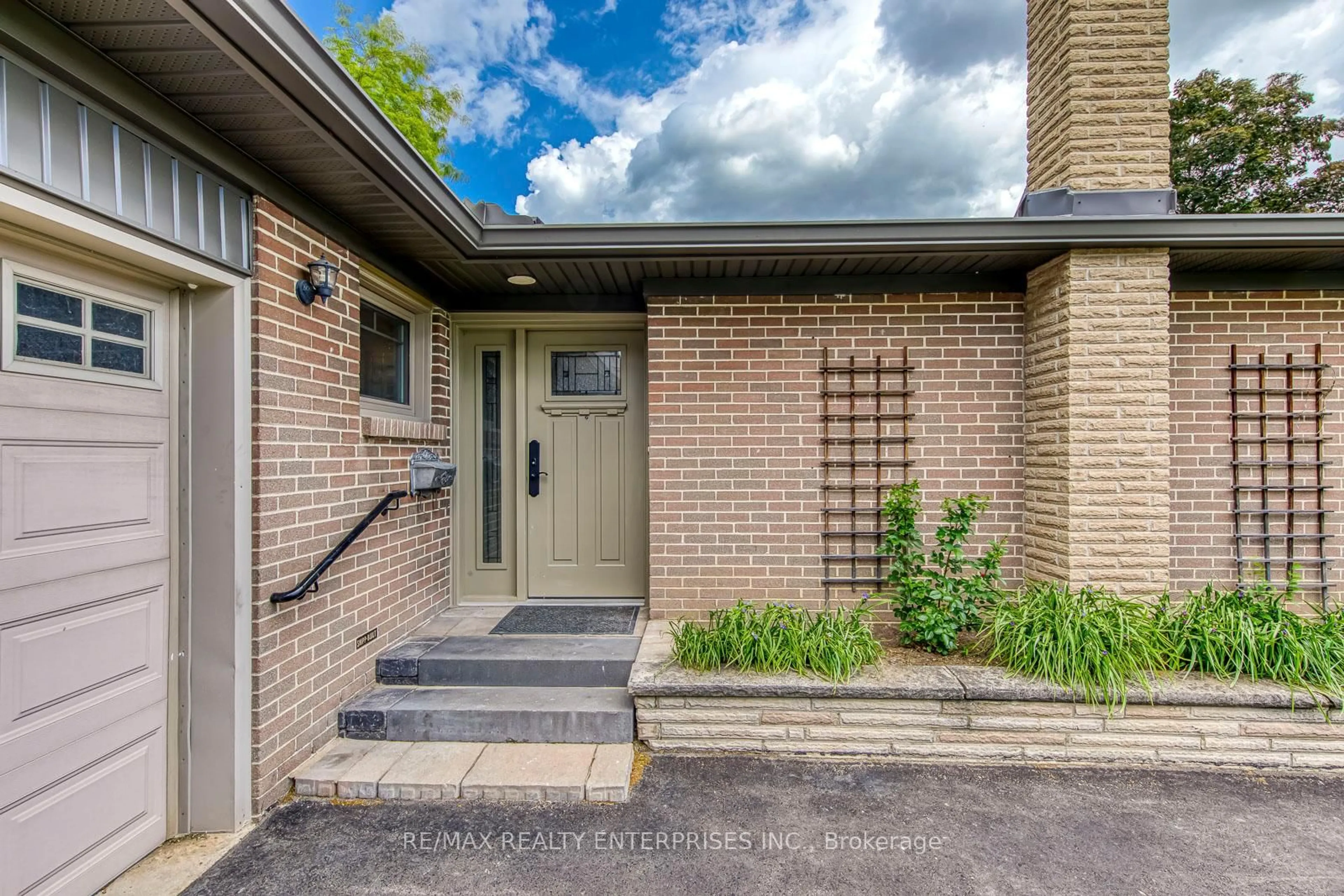 Home with brick exterior material, street for 1027 Argus Dr, Mississauga Ontario L4Y 2L9
