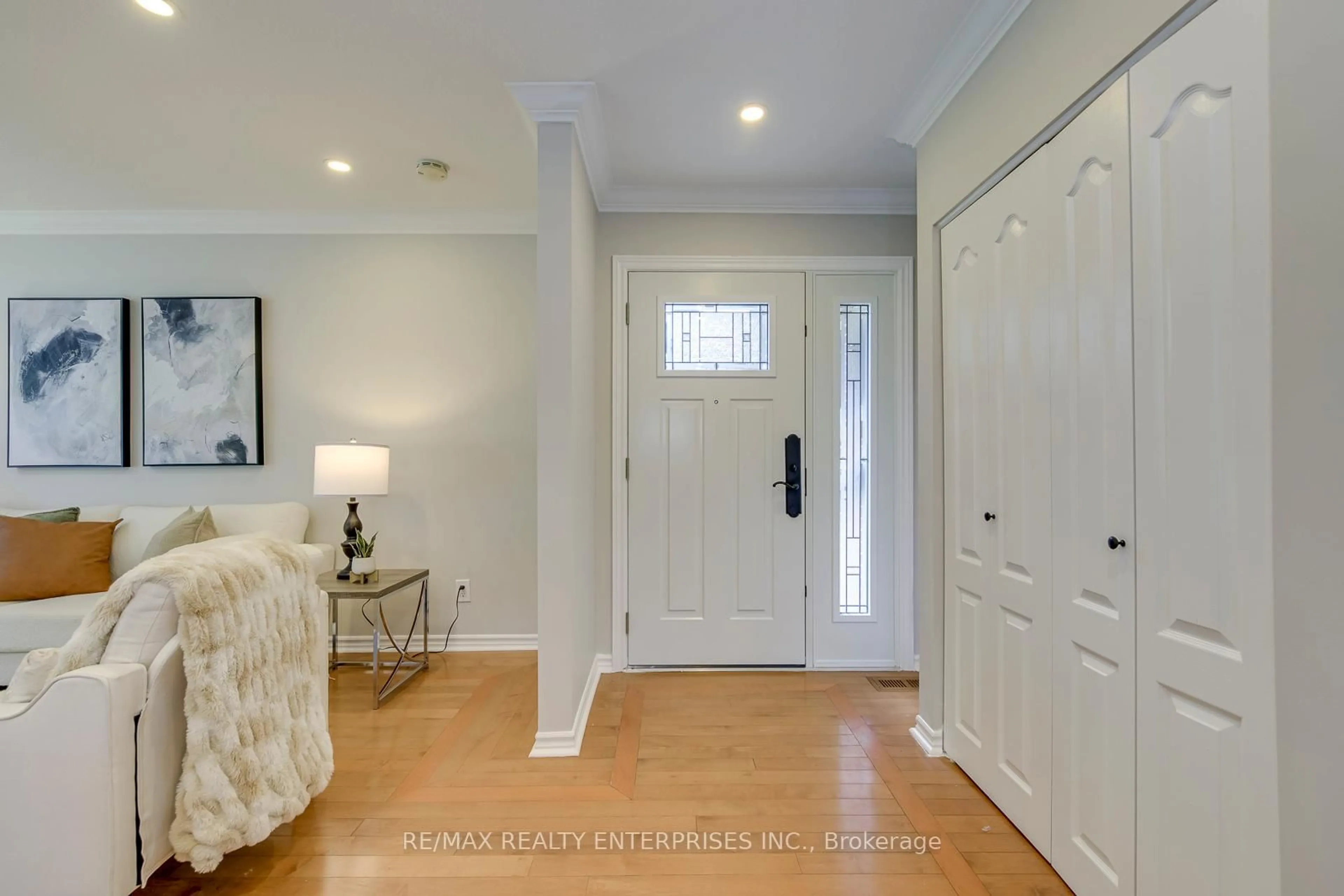 Indoor entryway for 1027 Argus Dr, Mississauga Ontario L4Y 2L9