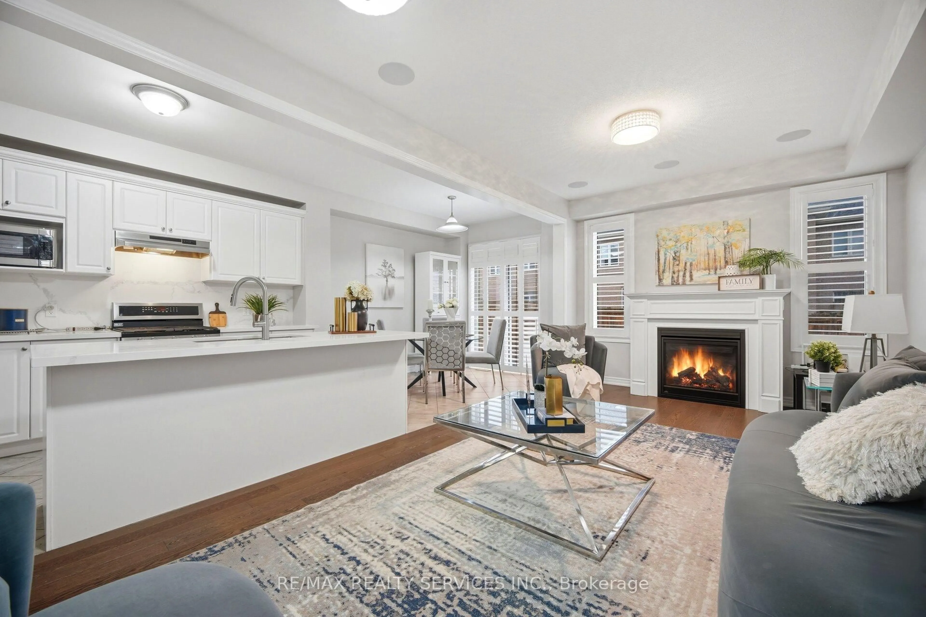 Living room with furniture, unknown for 9 Maple Trail Rd, Caledon Ontario L7C 3Z3