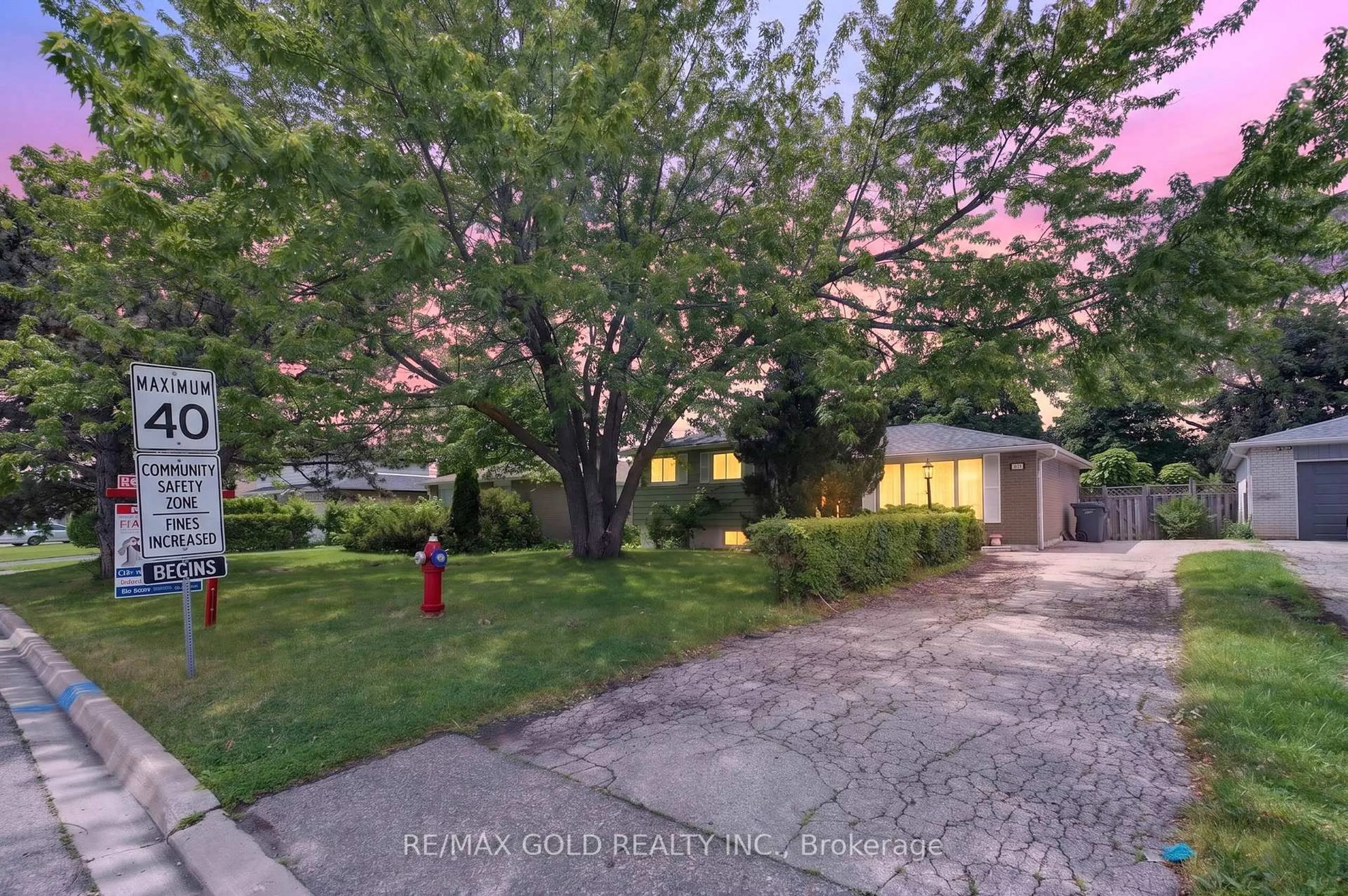 A pic from outside/outdoor area/front of a property/back of a property/a pic from drone, street for 129 Folkstone Cres, Brampton Ontario L6T 3M6
