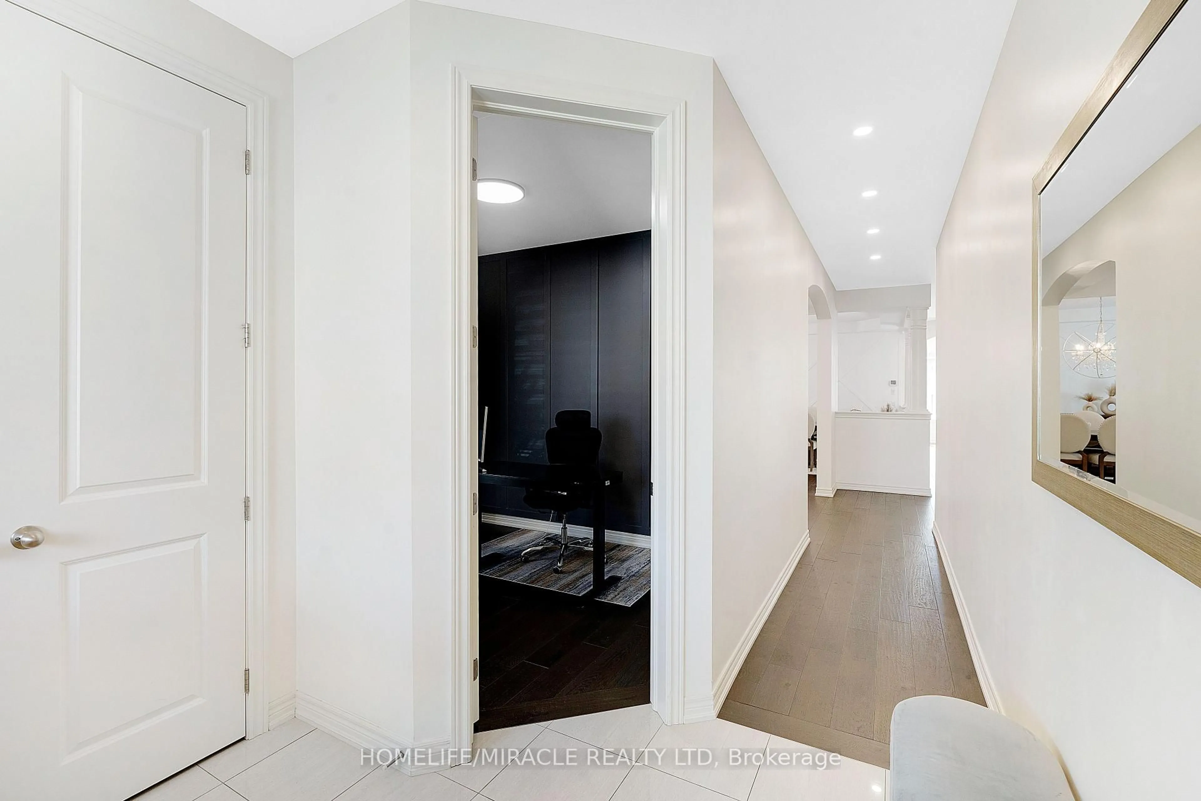 Indoor entryway for 23 Gillis Rd, Brampton Ontario L7A 4V6
