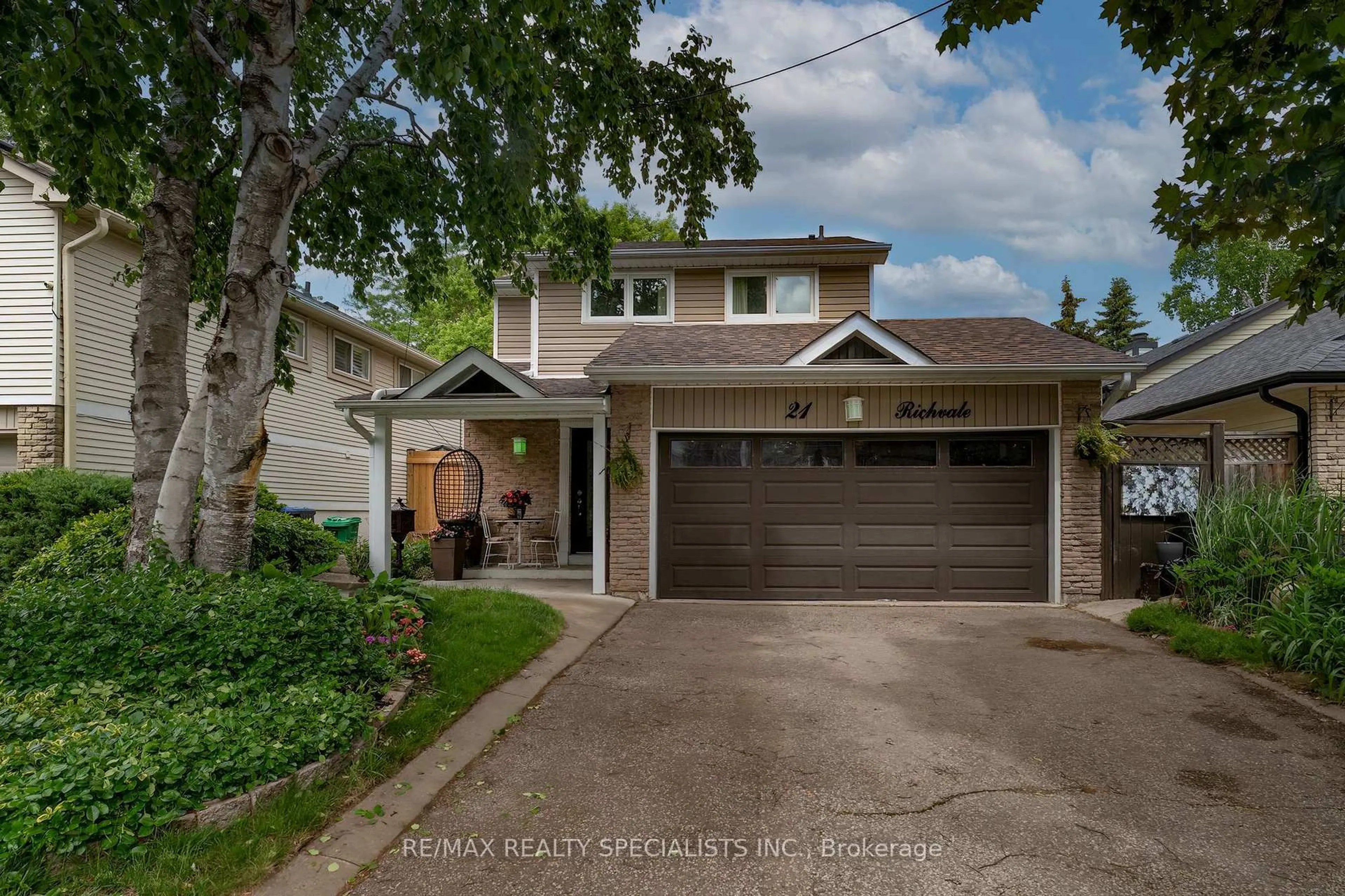 Home with vinyl exterior material, street for 21 Richvale Dr, Brampton Ontario L6Z 1M2