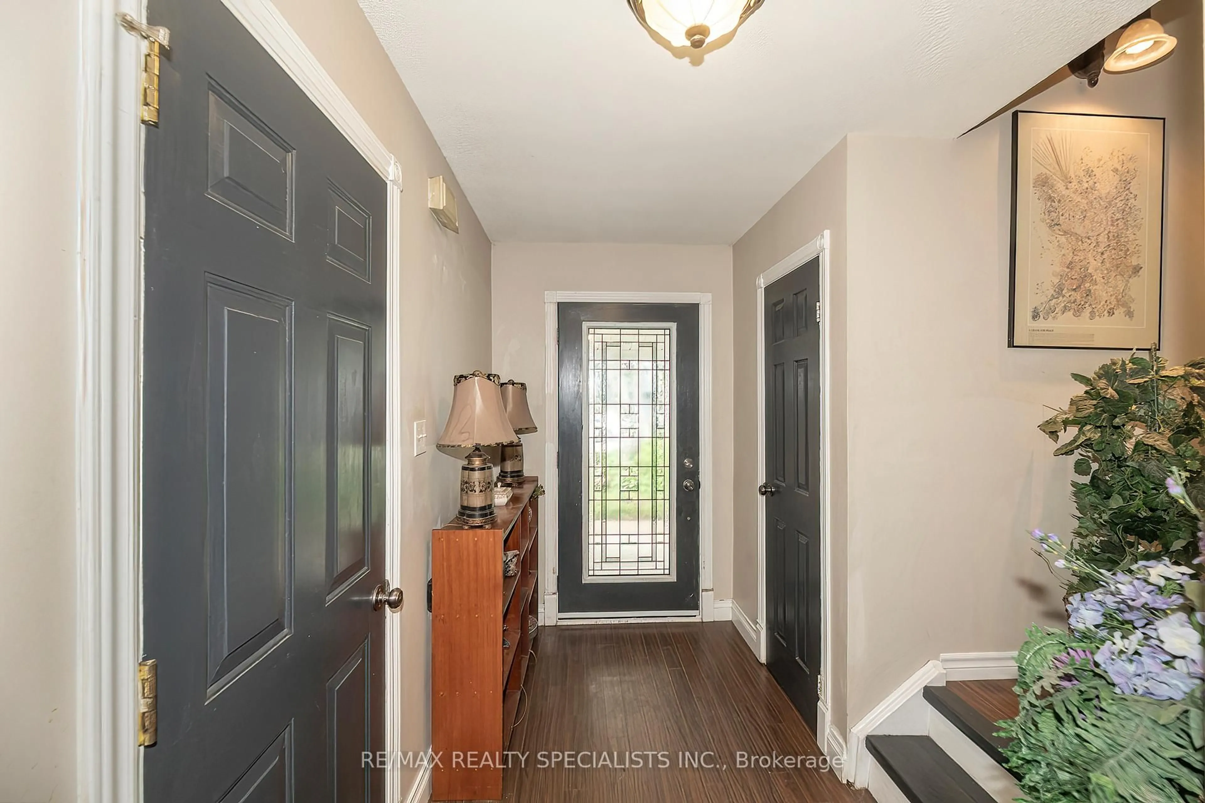 Indoor entryway for 21 Richvale Dr, Brampton Ontario L6Z 1M2
