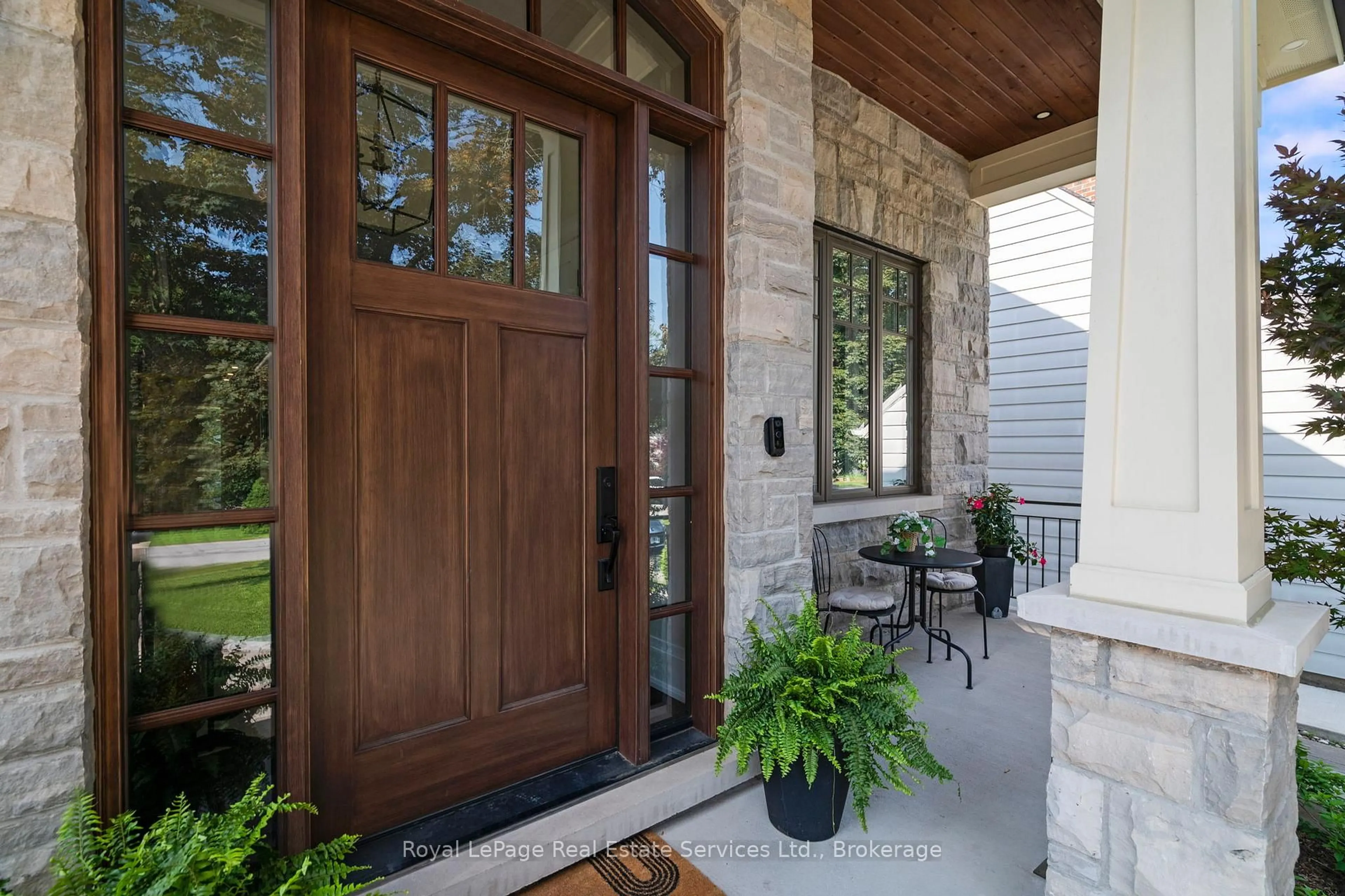 Indoor entryway for 47 Park Ave, Burlington Ontario L7T 1Y2