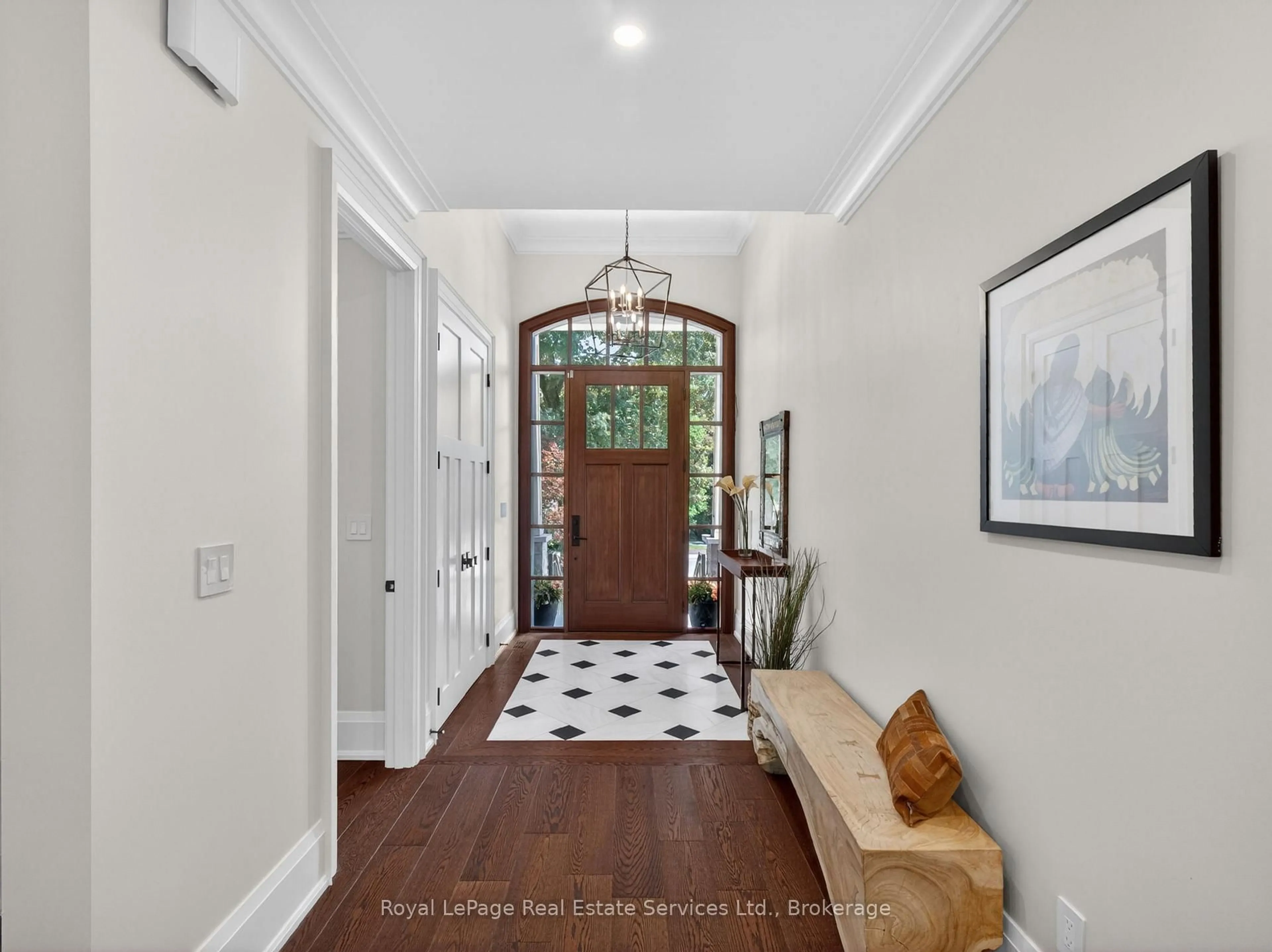 Indoor entryway for 47 Park Ave, Burlington Ontario L7T 1Y2
