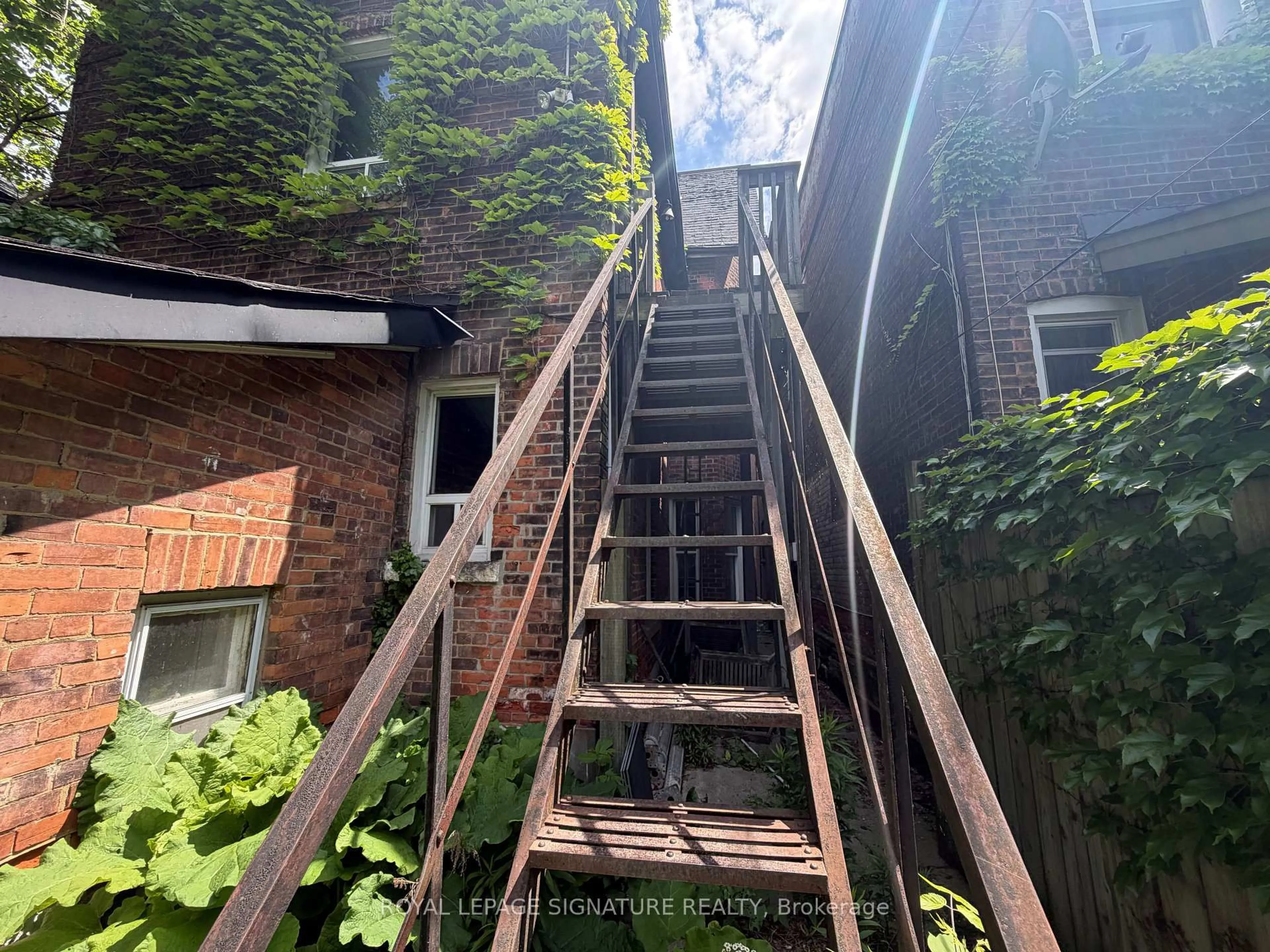 Stairs for 102 Cowan Ave, Toronto Ontario M6K 2N4