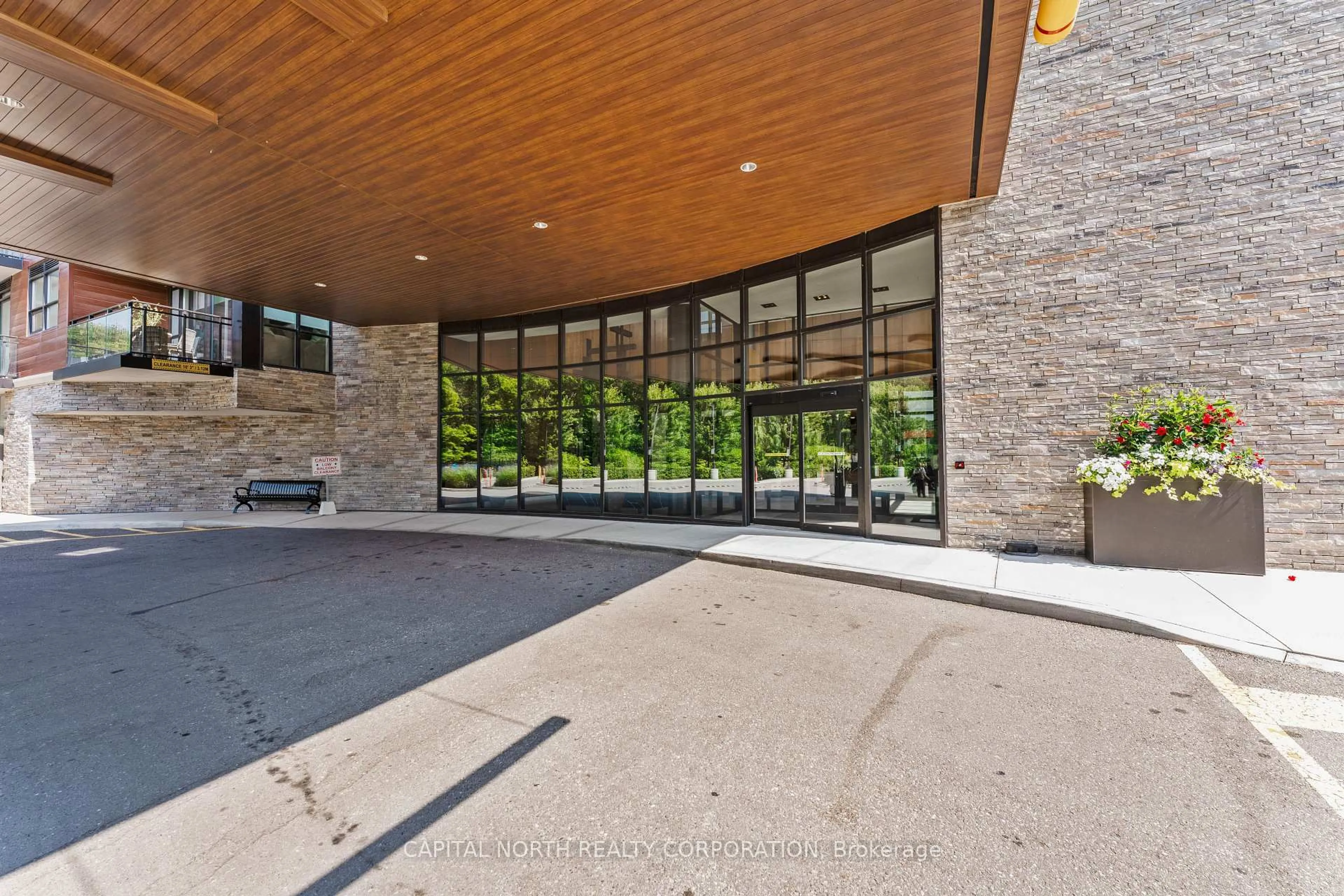 Indoor foyer for 1575 Lakeshore Rd #270, Mississauga Ontario L5J 0B1