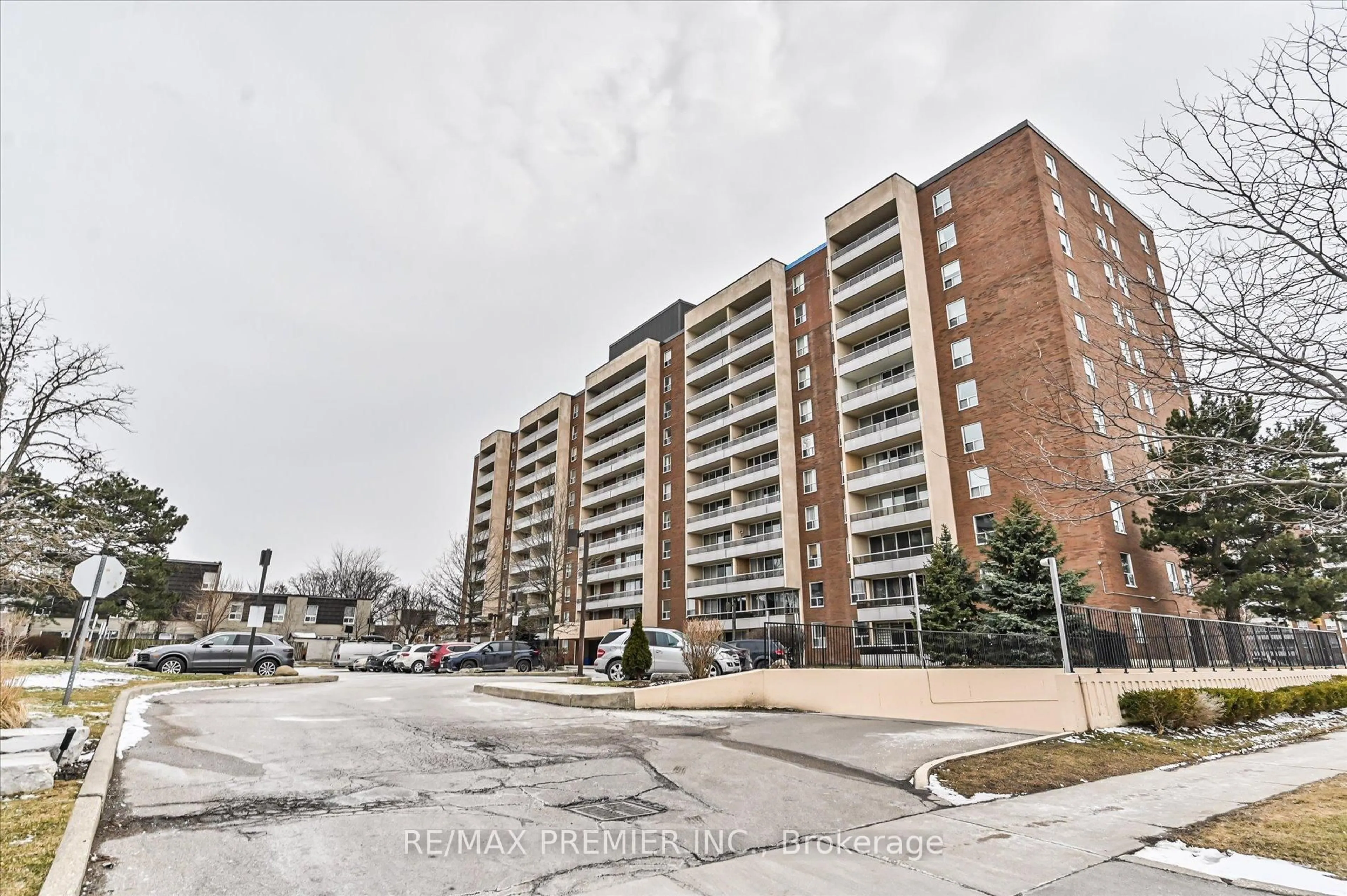 A pic from outside/outdoor area/front of a property/back of a property/a pic from drone, unknown for 25 Four Winds Dr #604, Toronto Ontario M3J 1K8
