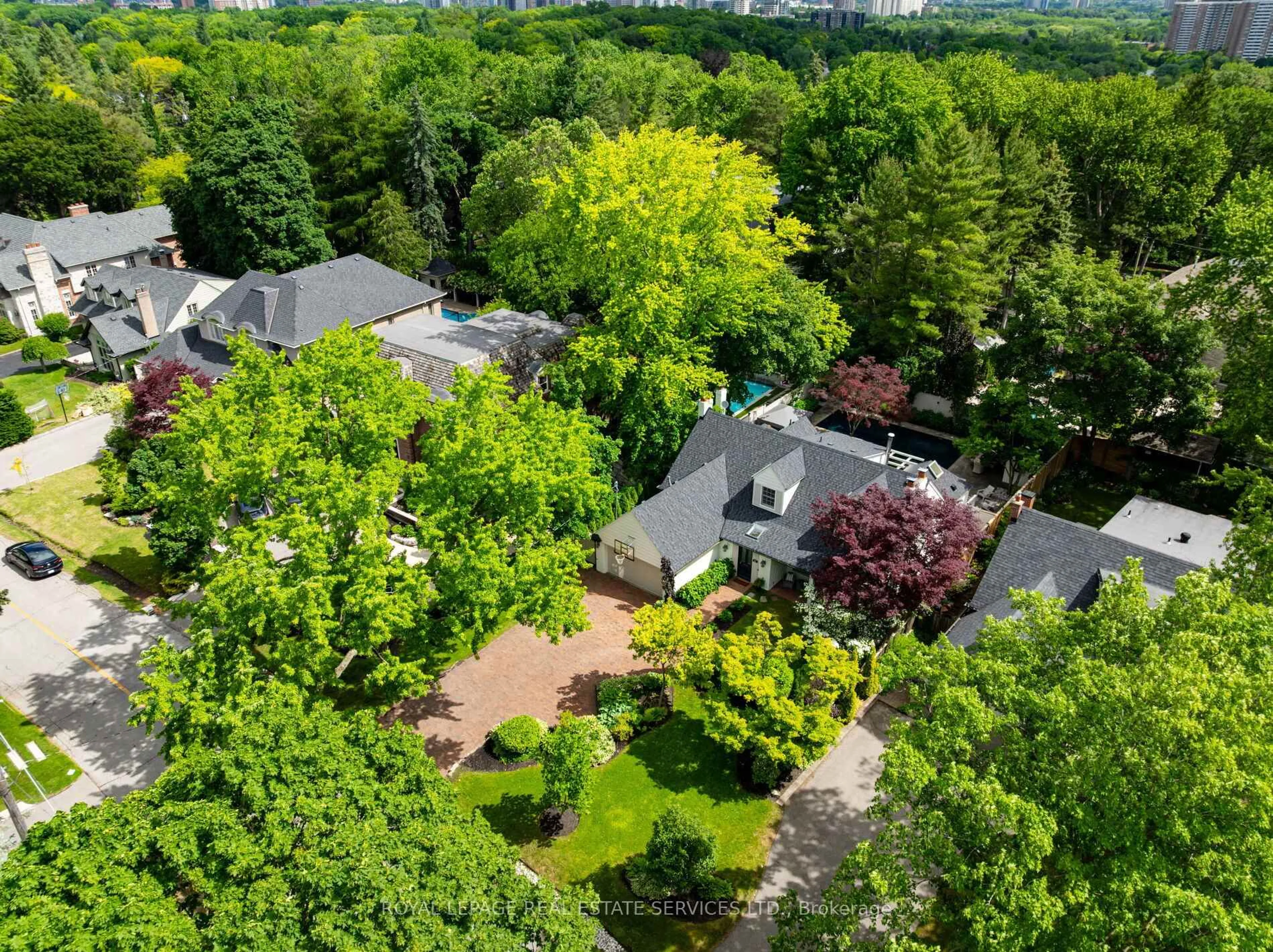 A pic from outside/outdoor area/front of a property/back of a property/a pic from drone, unknown for 47 Edgevalley Dr, Toronto Ontario M9A 4P2