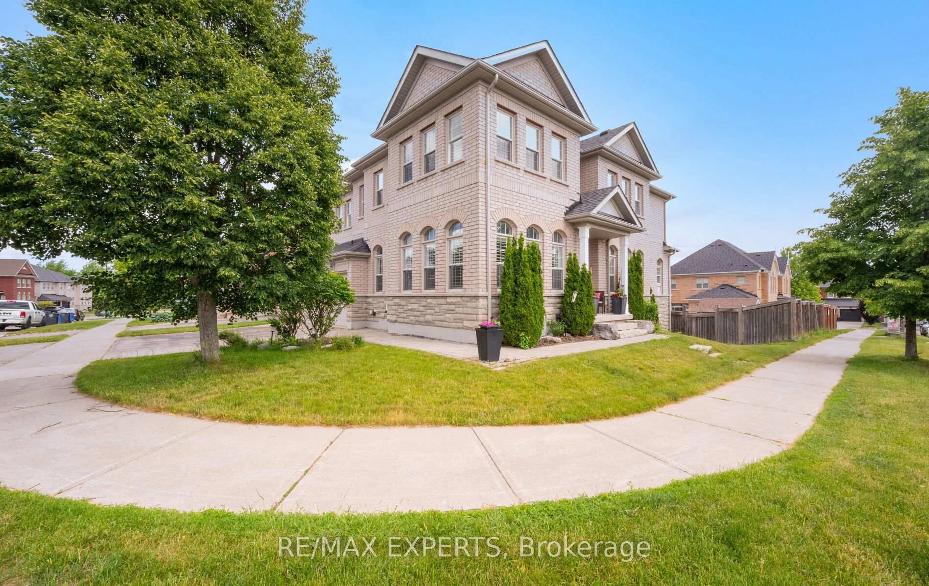 A pic from outside/outdoor area/front of a property/back of a property/a pic from drone, street for 39 Paisley Green Ave, Caledon Ontario L7C 3R9