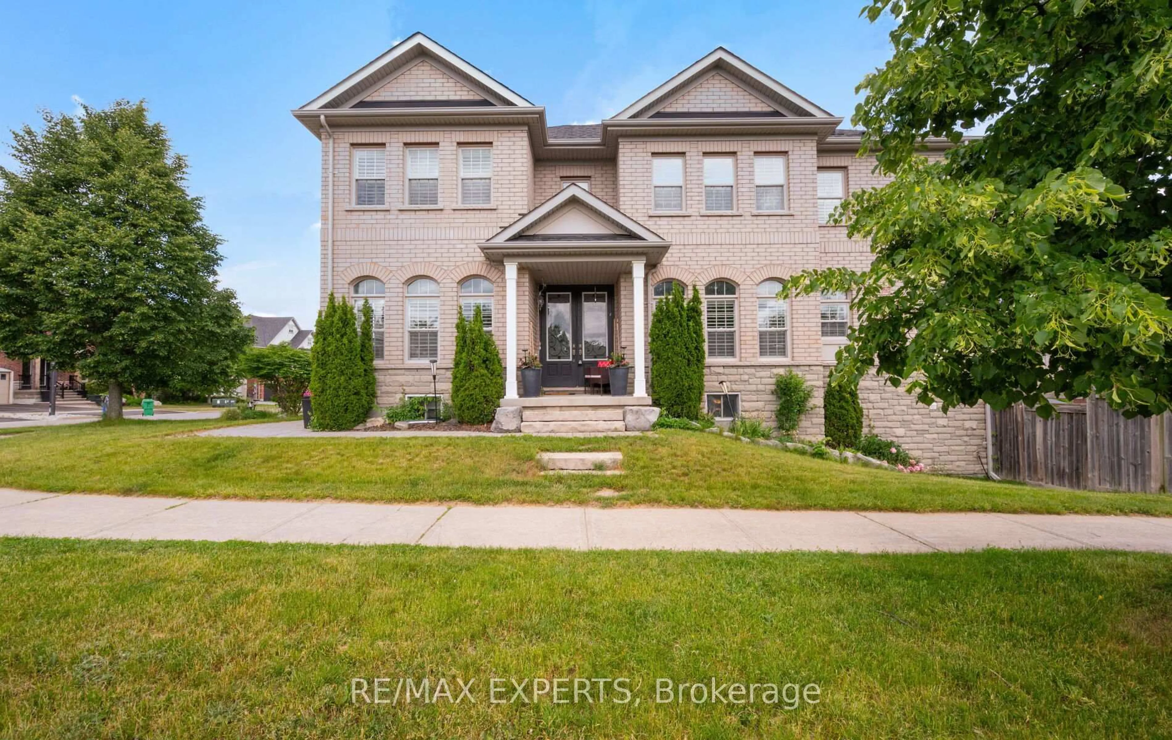 Home with brick exterior material, street for 39 Paisley Green Ave, Caledon Ontario L7C 3R9