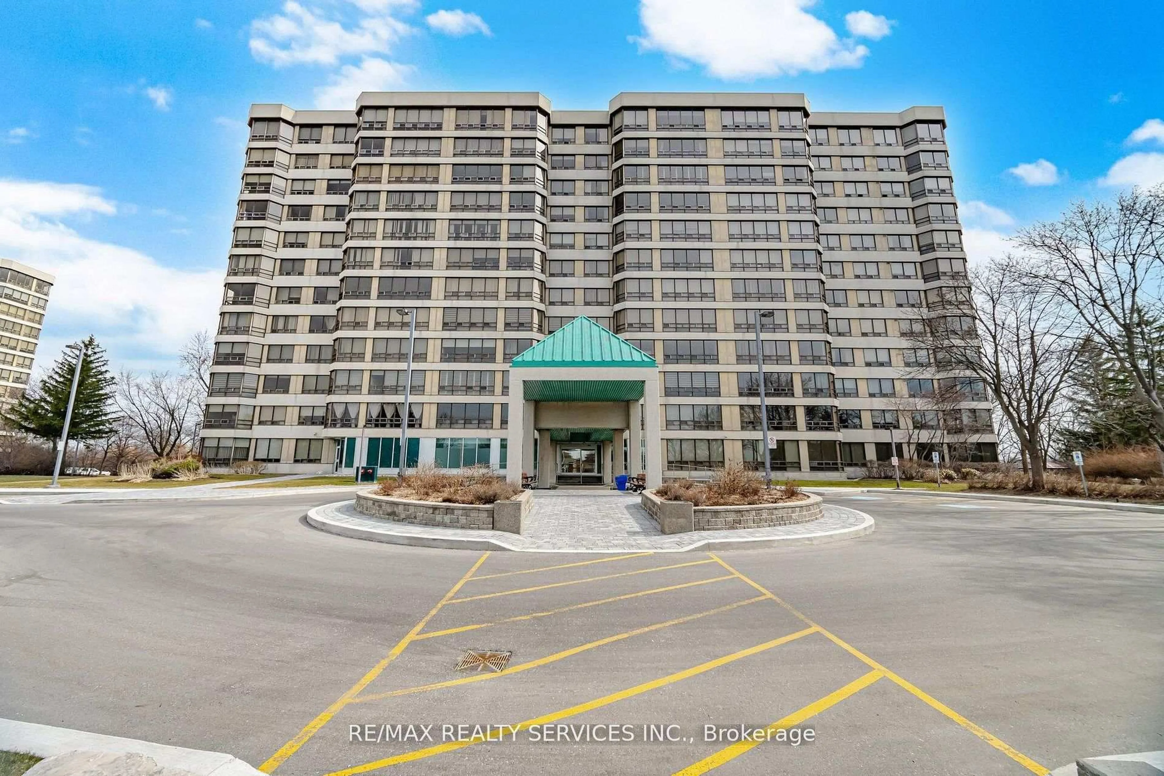 Indoor foyer for 330 Mill St #711, Brampton Ontario L6Y 3V3