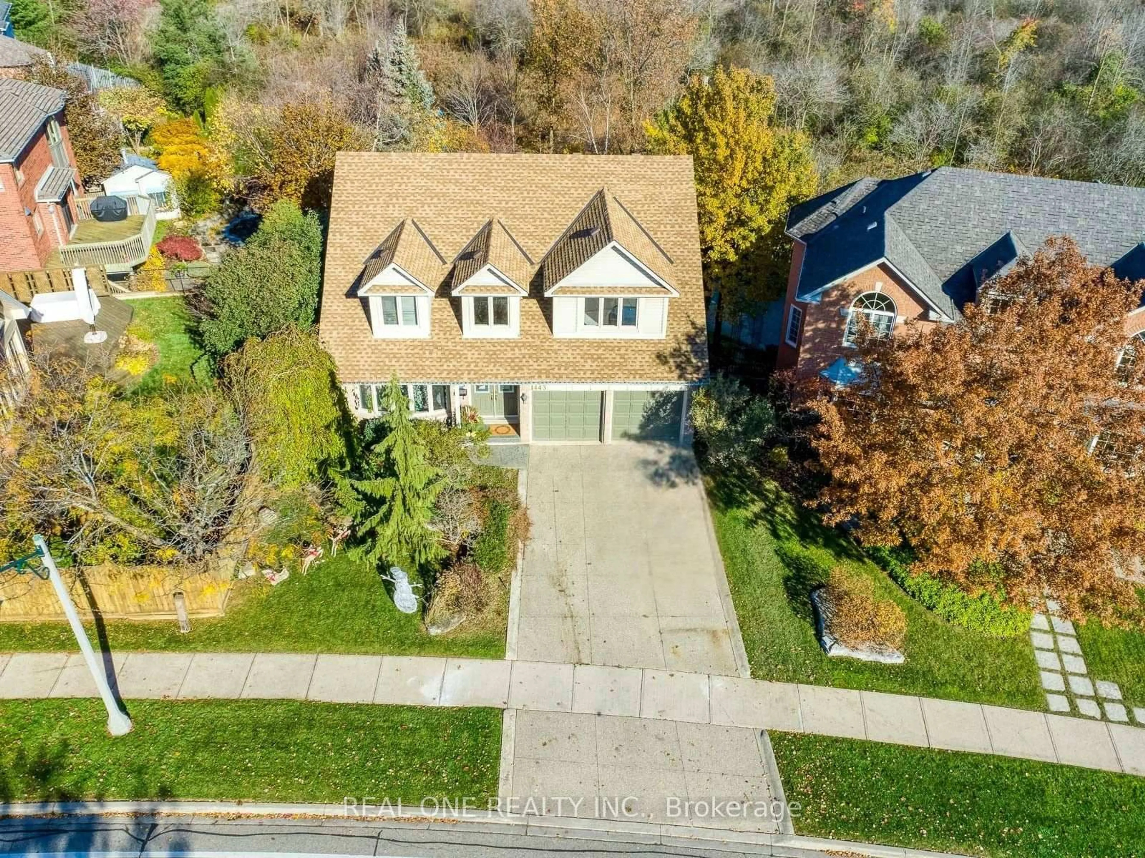 A pic from outside/outdoor area/front of a property/back of a property/a pic from drone, street for 1443 Bayshire Dr, Oakville Ontario L6H 6E8